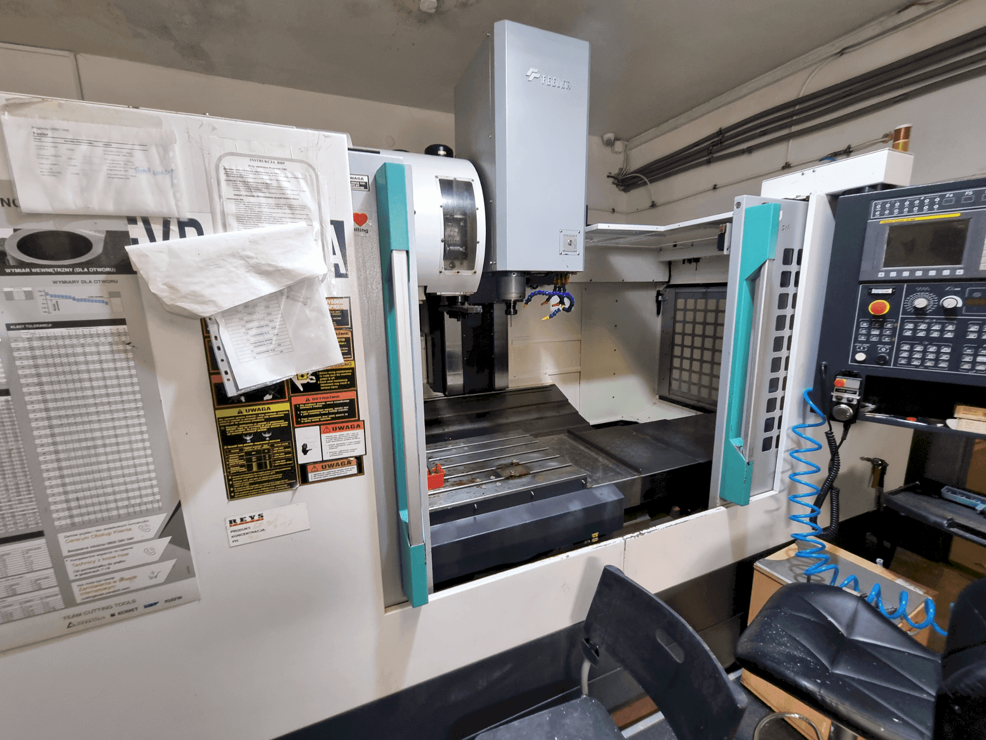 Čelní pohled na Feeler FVP1300A stroj