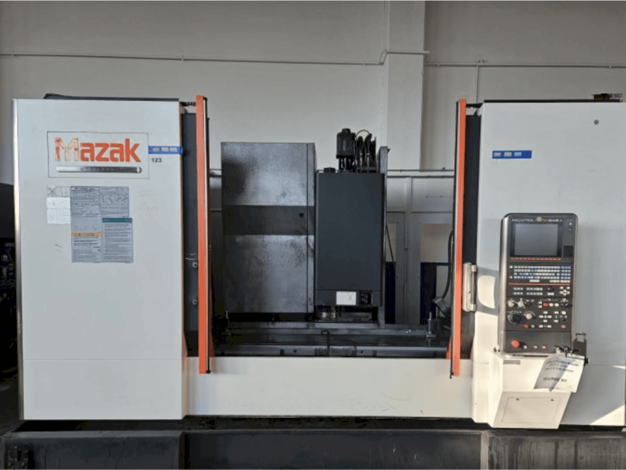 Čelní pohled na Mazak VTC-530C stroj