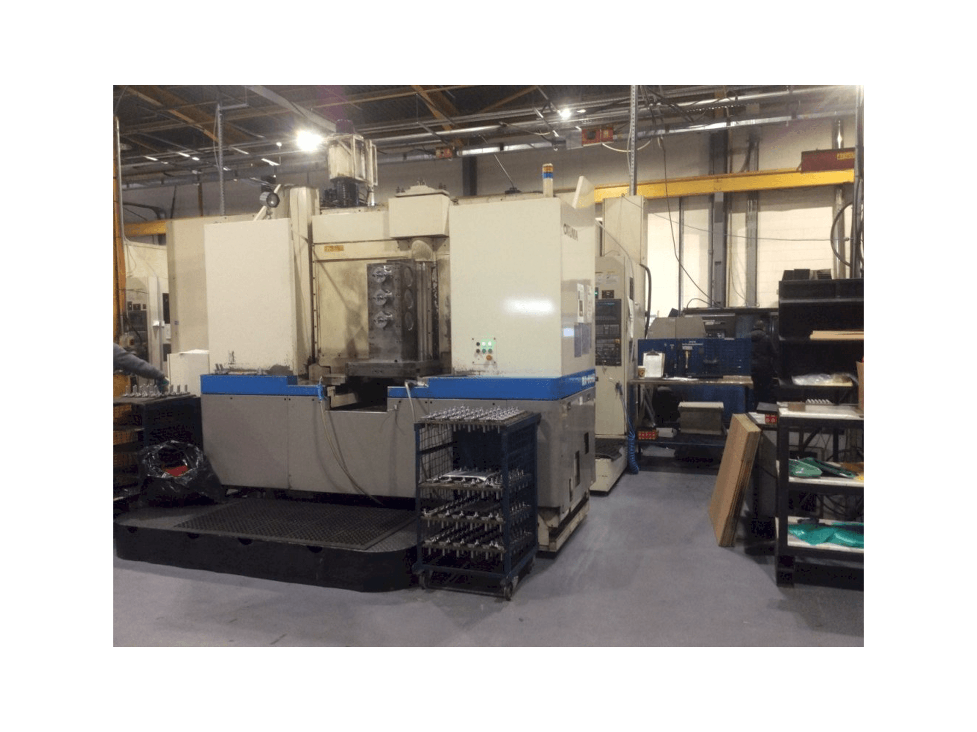 Čelní pohled na Okuma MA-60HB stroj