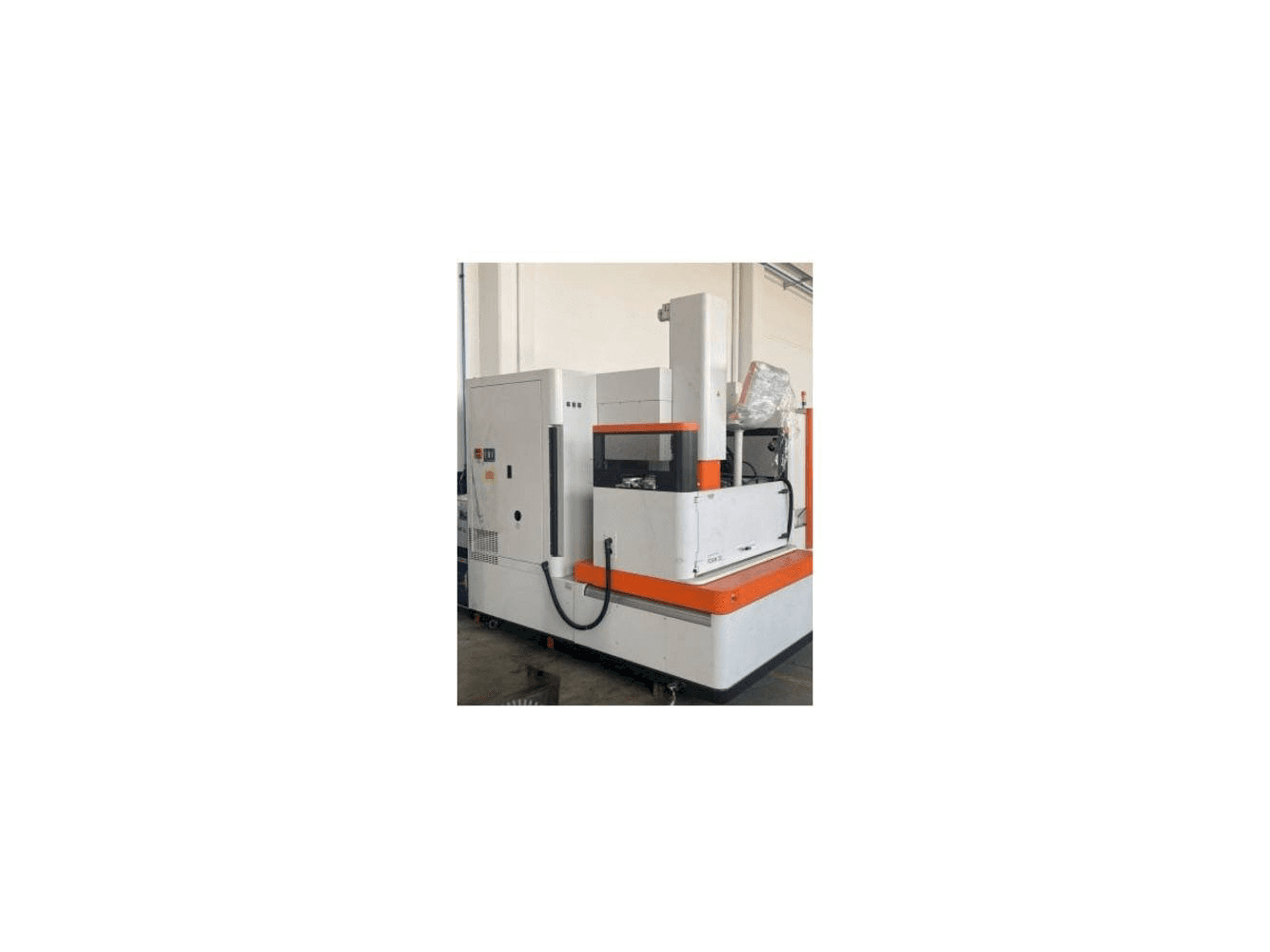 Čelní pohled na AgieCharmilles FORM 30 stroj