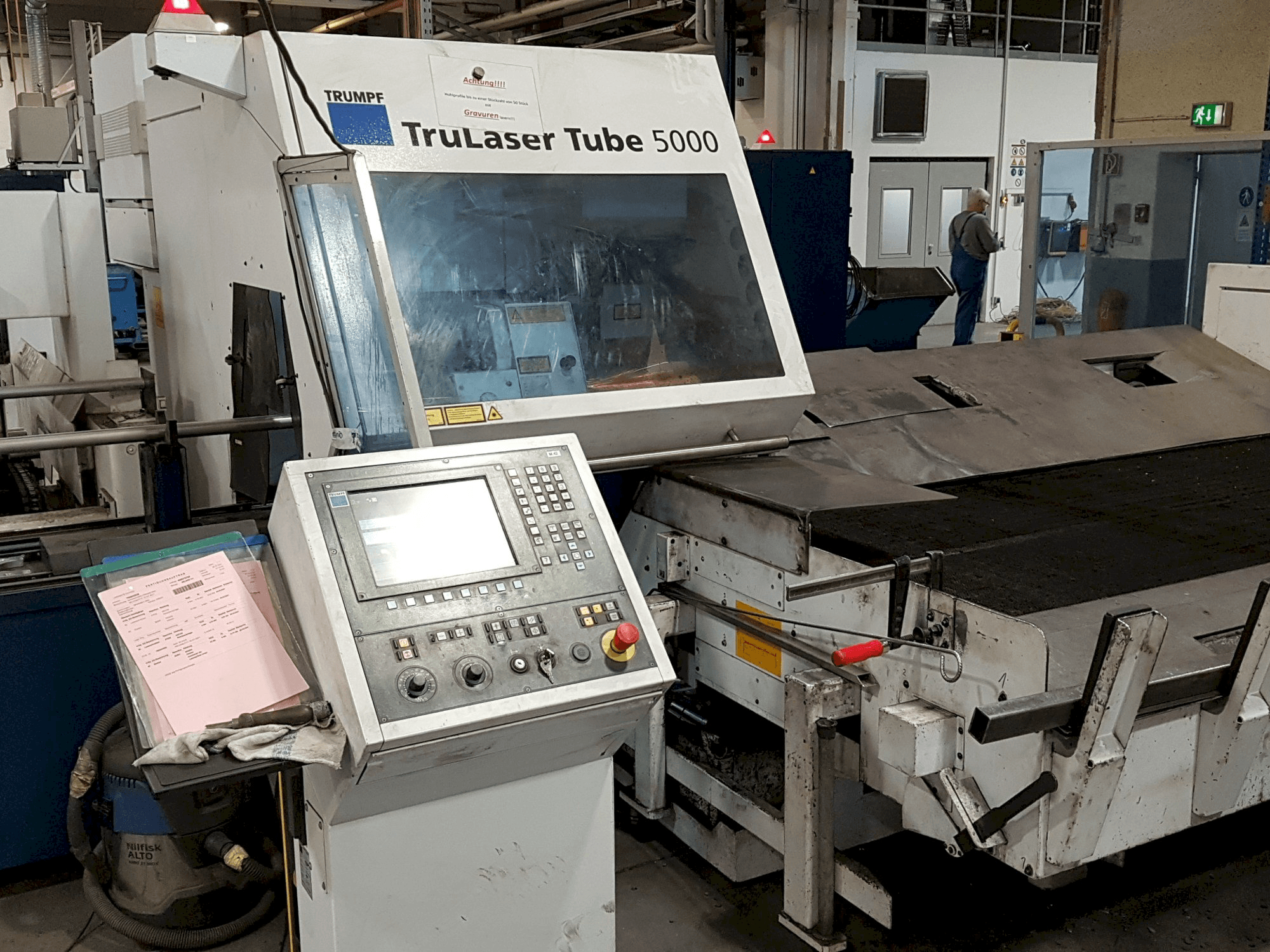 Čelní pohled na Trumpf TruLaser Tube 5000 stroj