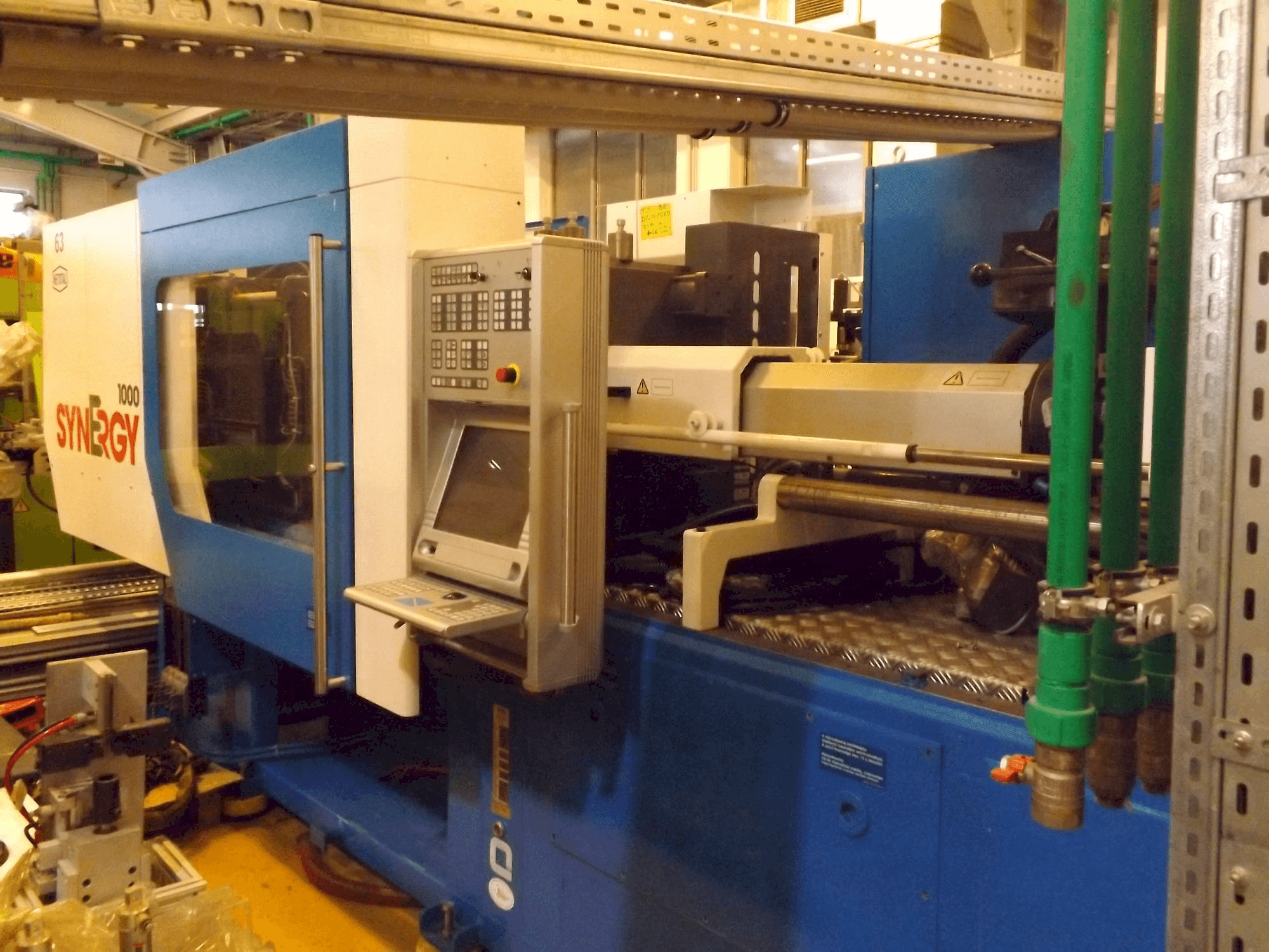 Čelní pohled na Netstal Synergy 1000 230-110 stroj