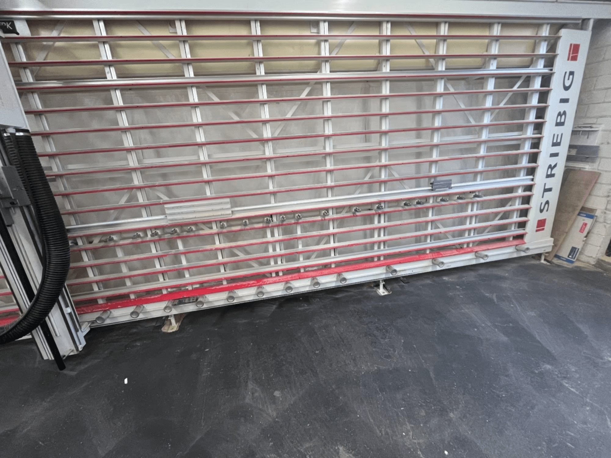 Panelová pila STRIEBIG Standart II TKR 6220A při pohledu zepředu; má kovový rám s červenými lištami a řeznými komponenty.