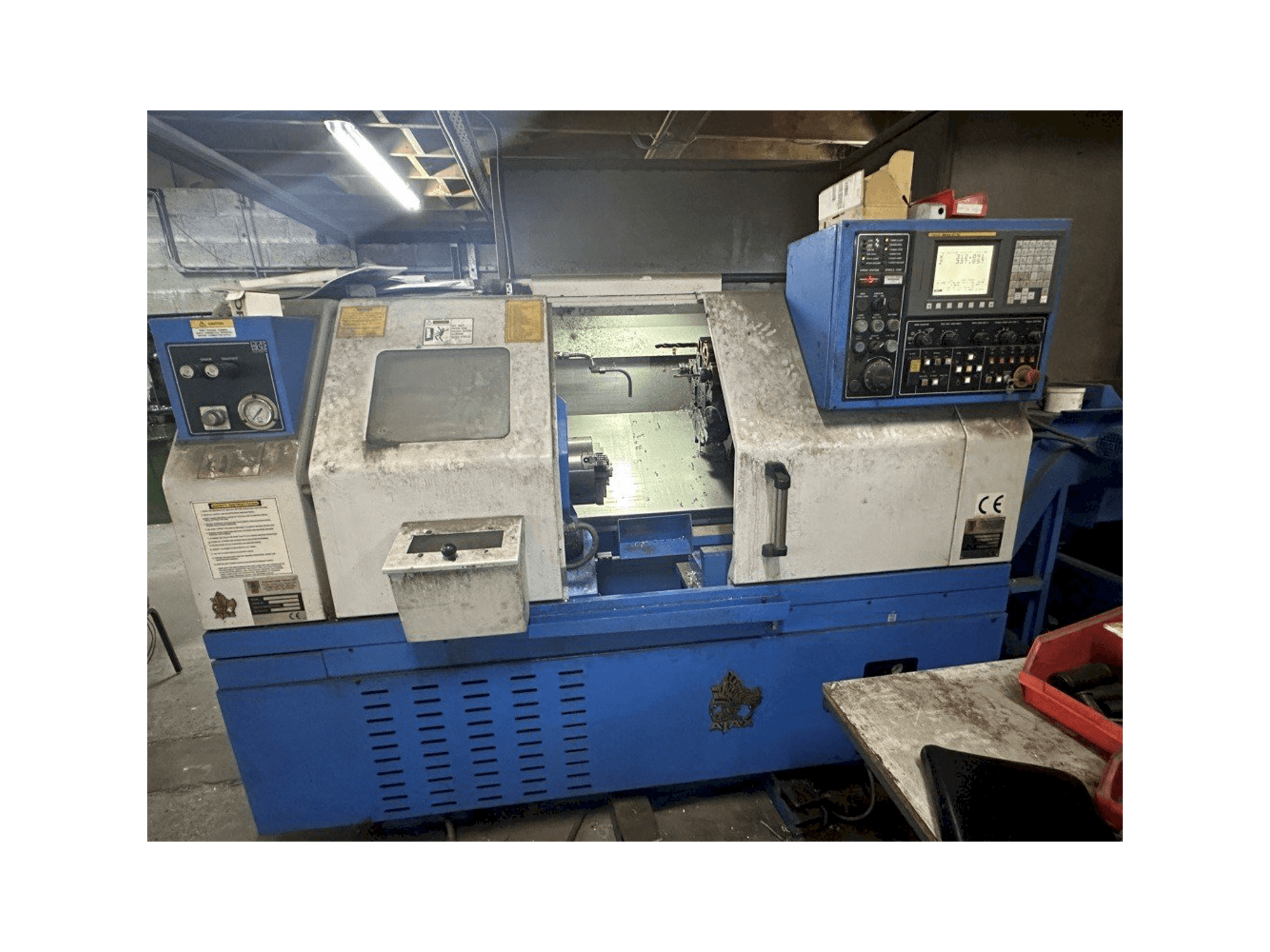 Čelní pohled na AJAX AJSB 200-63 stroj