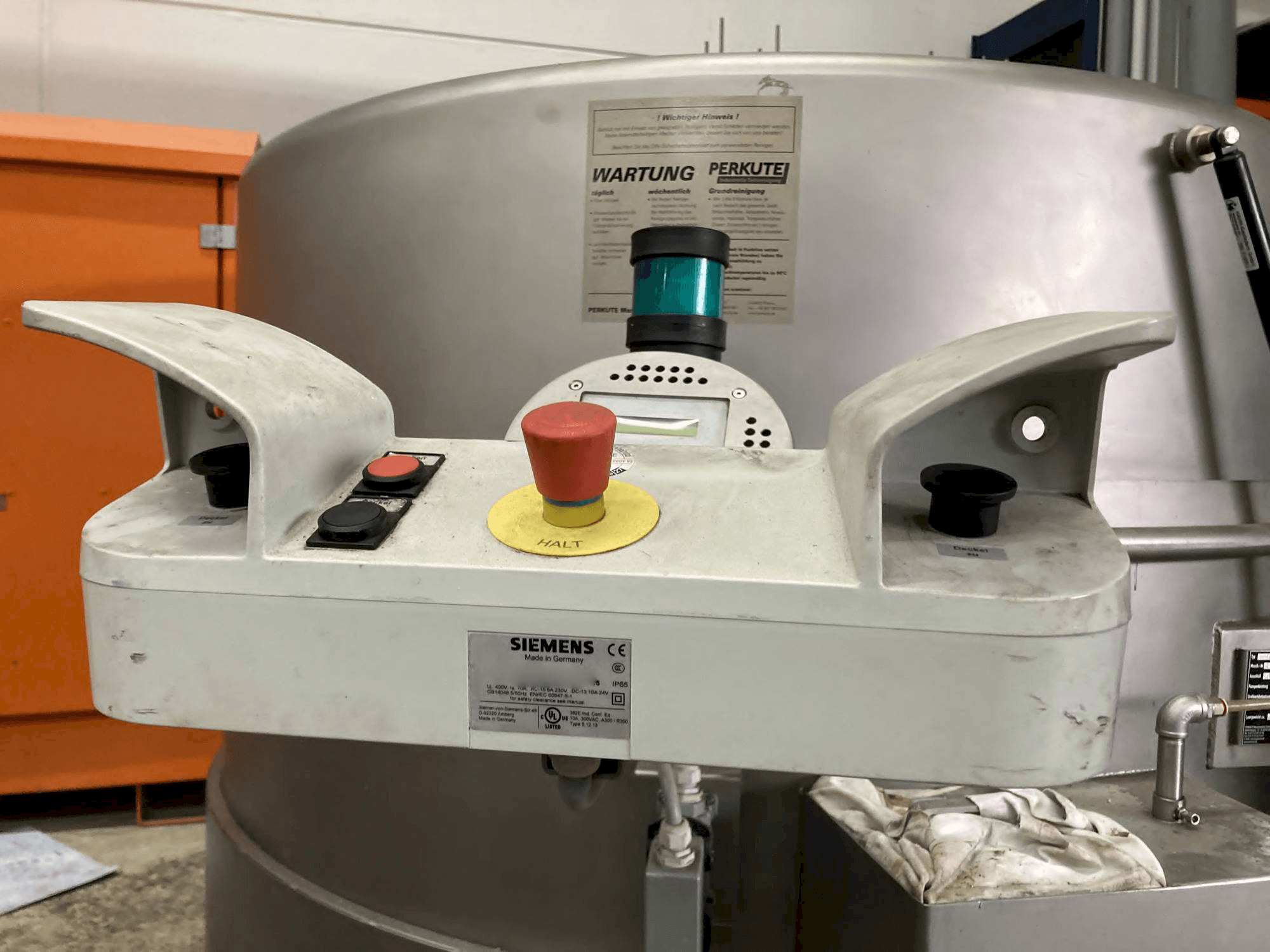 Levý pohled na PERKUTE SP 160 stroj