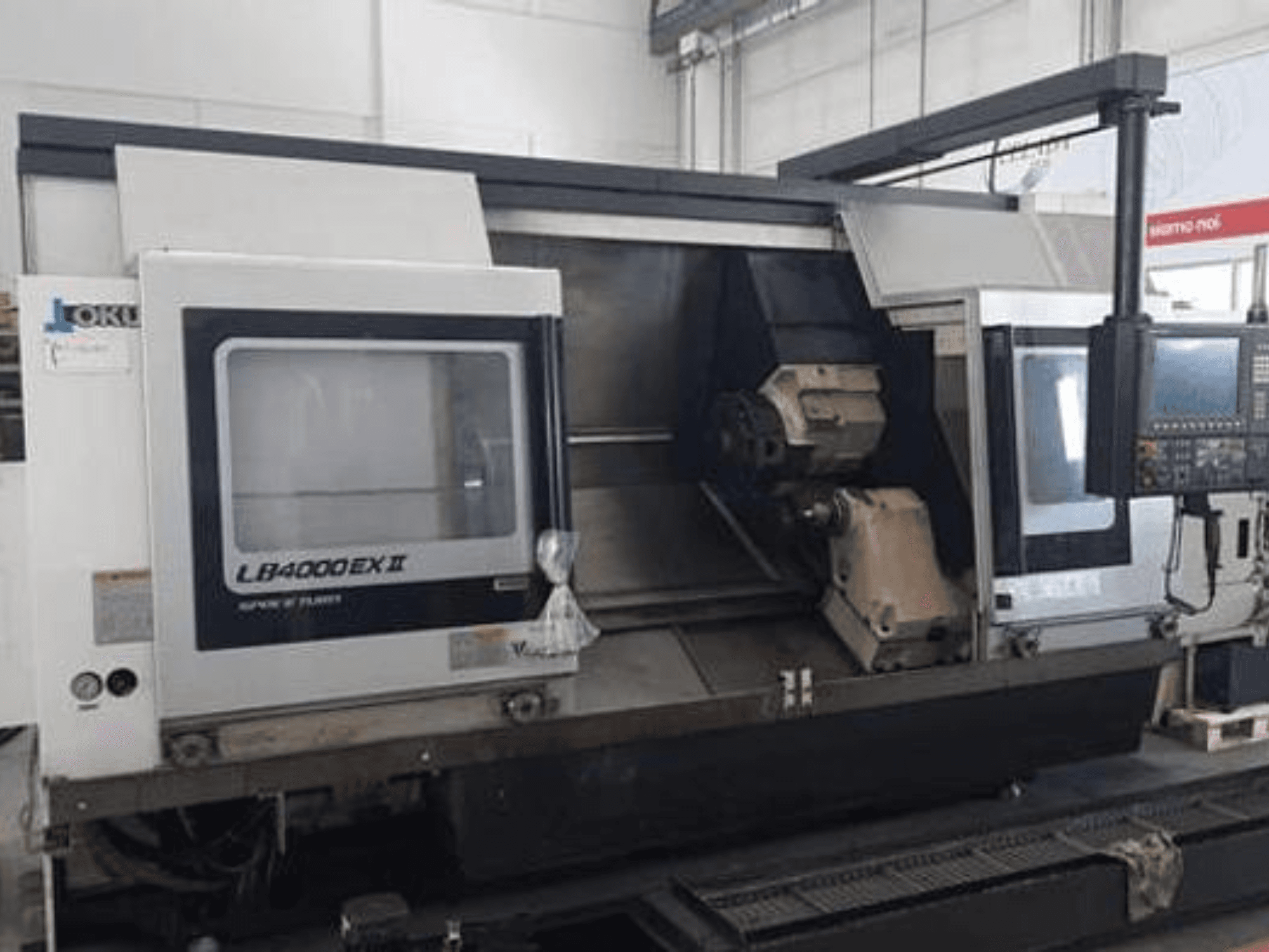LATHES LB4000EX II od společnosti JOKI, pohled zepředu ukazuje ovládací panel, vřeteno a pracovní prostor pro přesné obrábění.