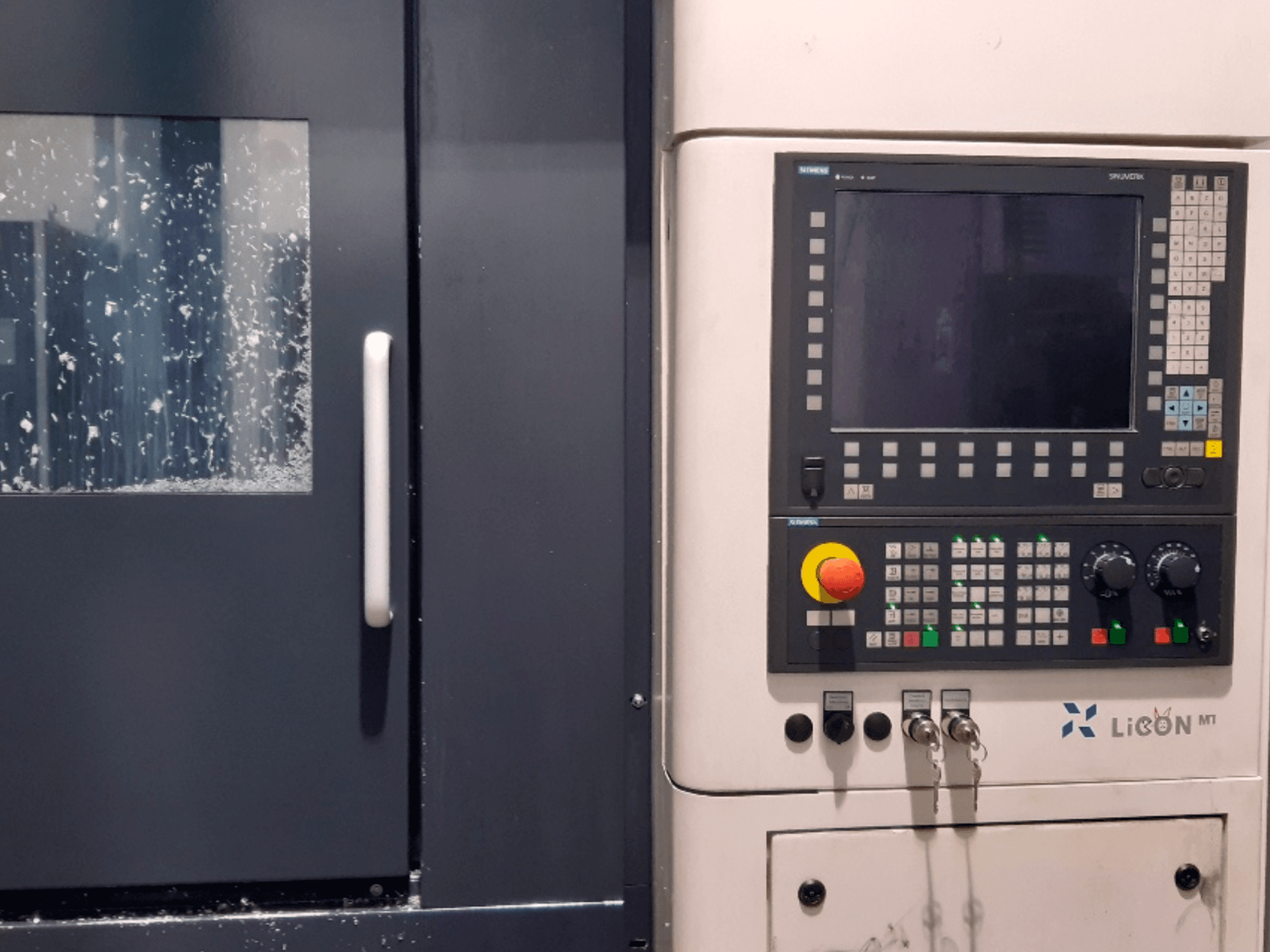 Ovládací panel horizontálního soustruhu LICON LiFLEX II 766 i3 DT B22, čelní pohled znázorňující displej a ovládací prvky.