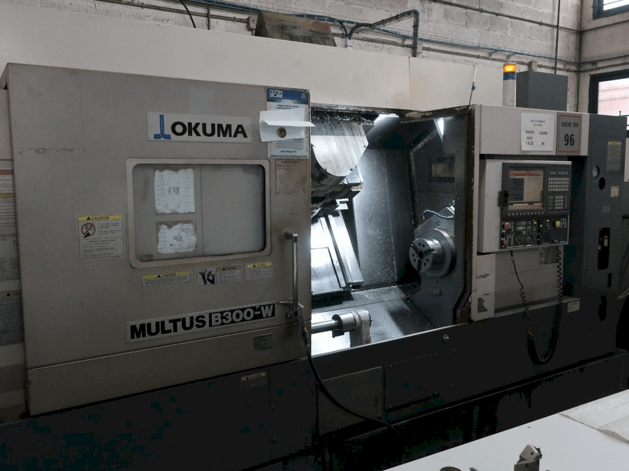 Čelní pohled na Okuma MULTUS B300-W stroj