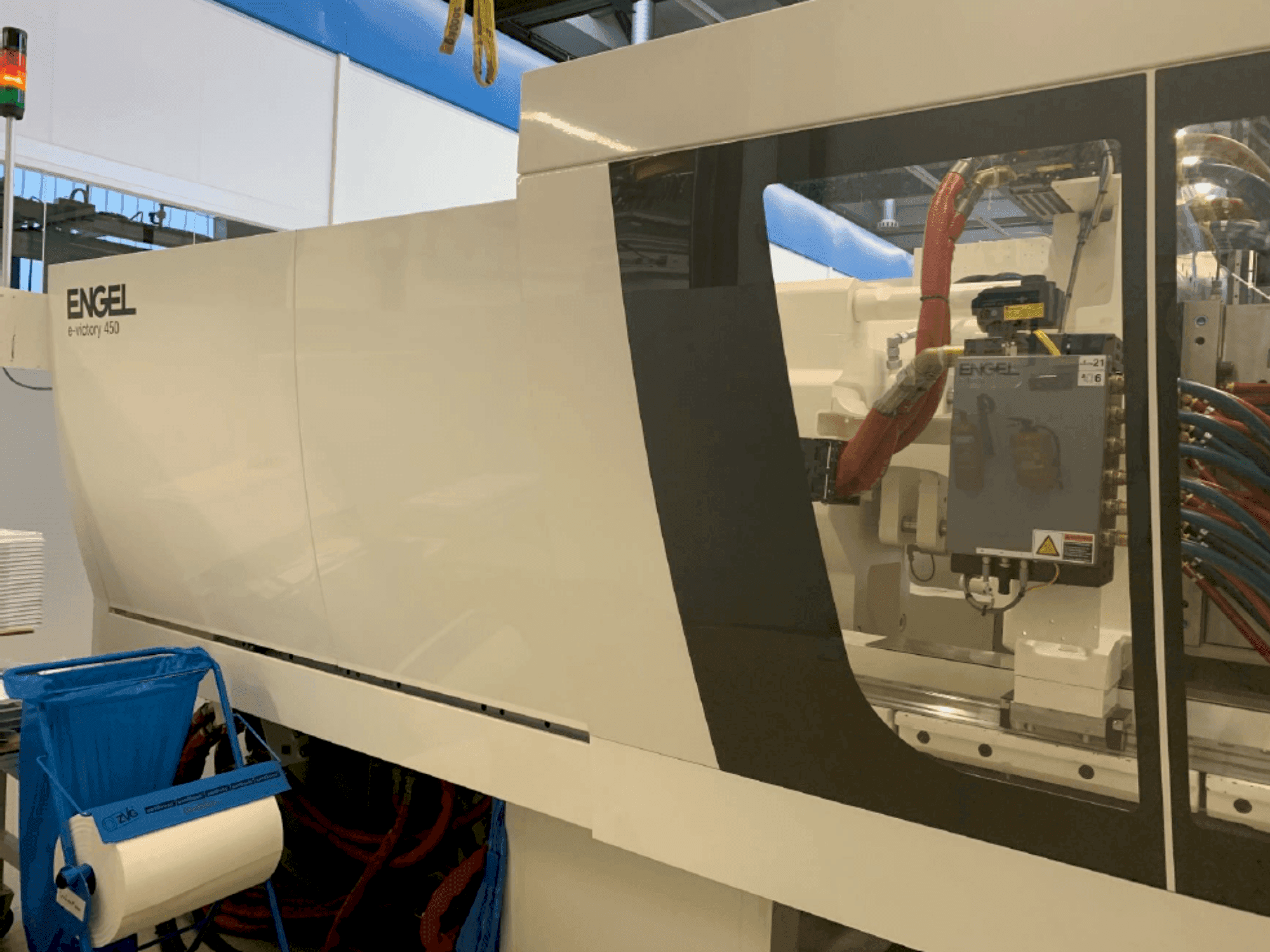 Čelní pohled na Engel e-Victory 740/450 US stroj