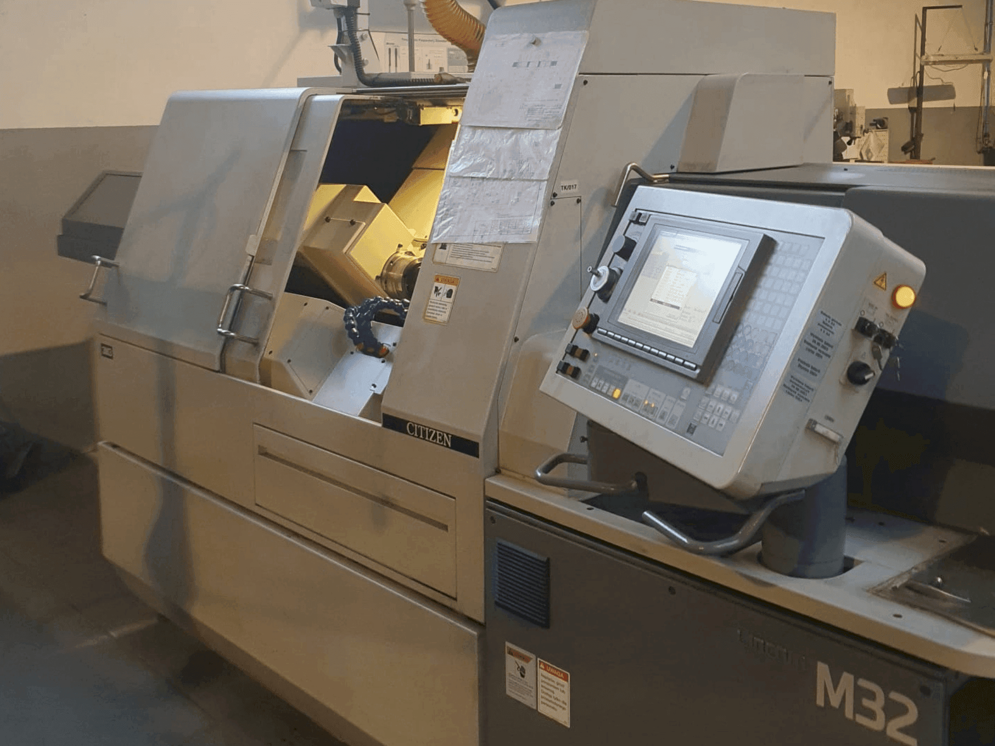 Čelní pohled na Citizen M32 stroj