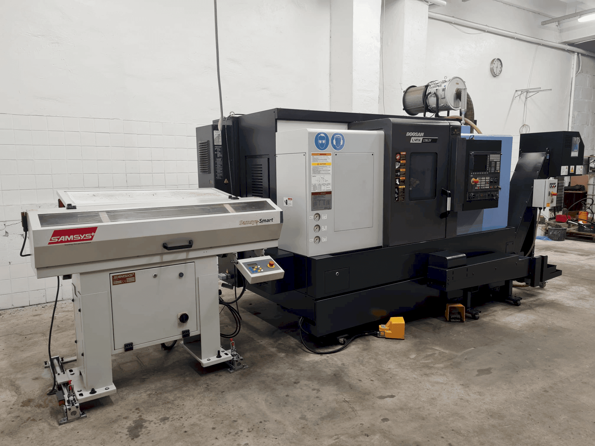 Čelní pohled na DOOSAN LYNX 220 LSYC stroj