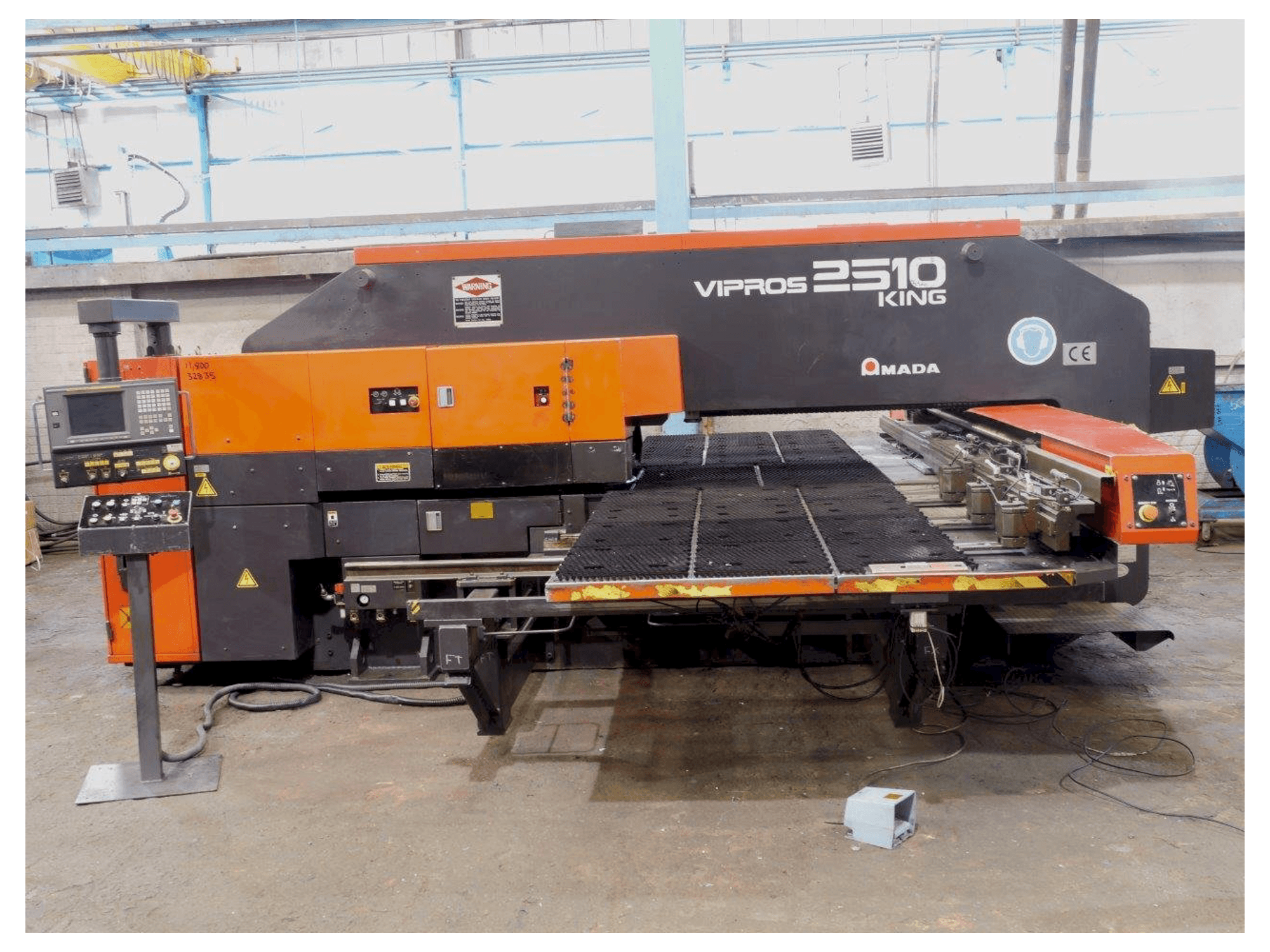 Čelní pohled na AMADA Vipros S2510 stroj