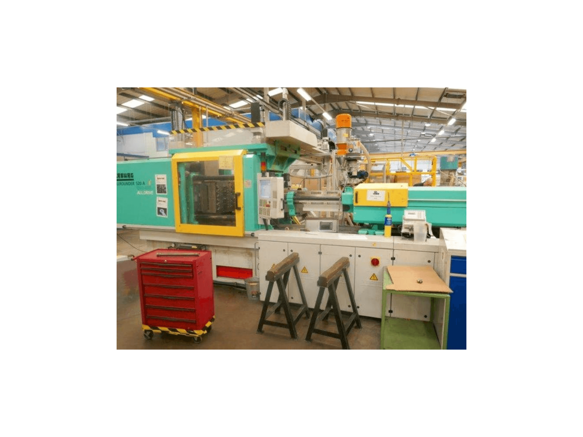 Čelní pohled na Arburg Allrounder 520 A 1500-400 stroj