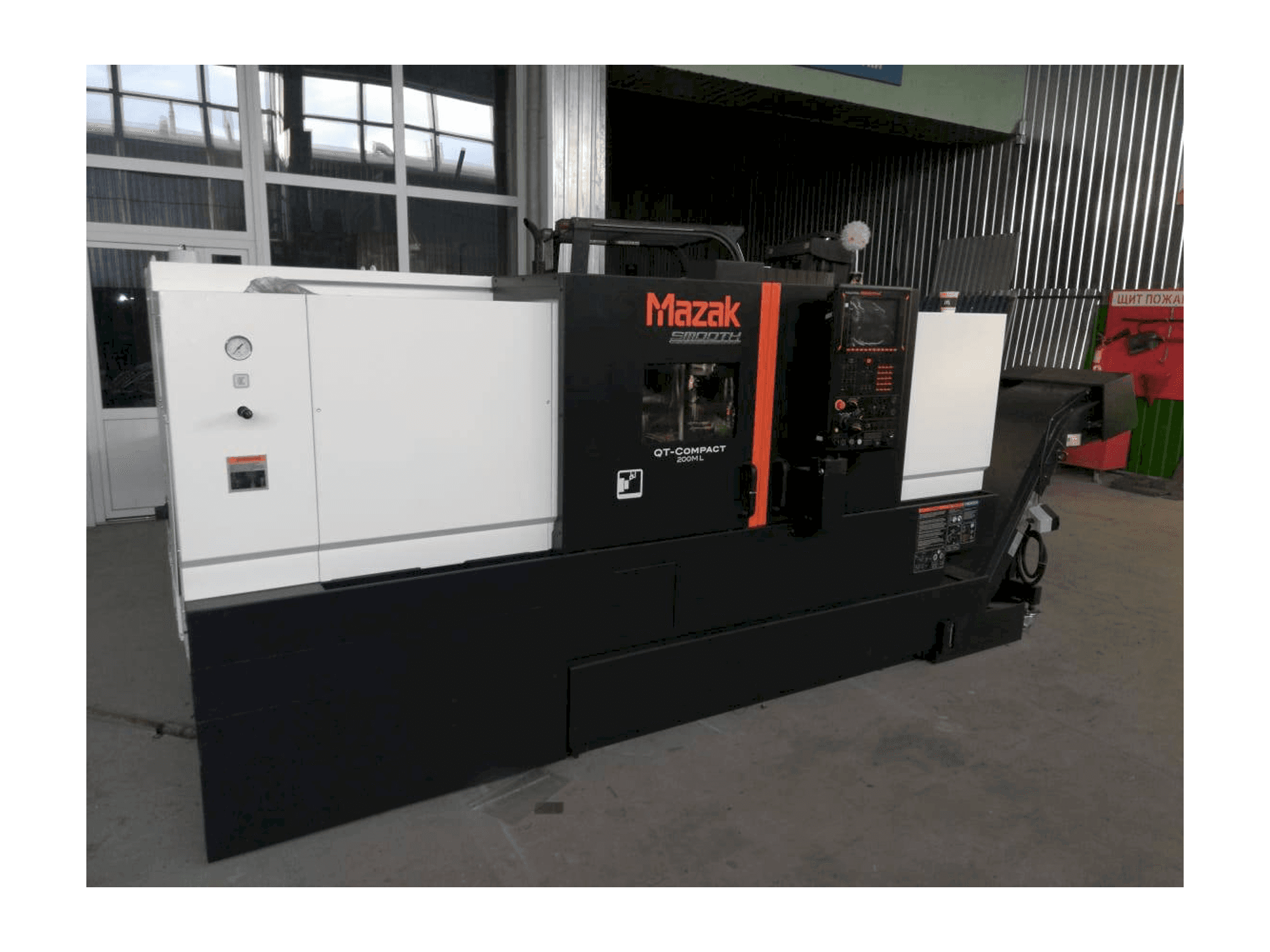 Čelní pohled na Mazak QT- COMPACT 200ML stroj