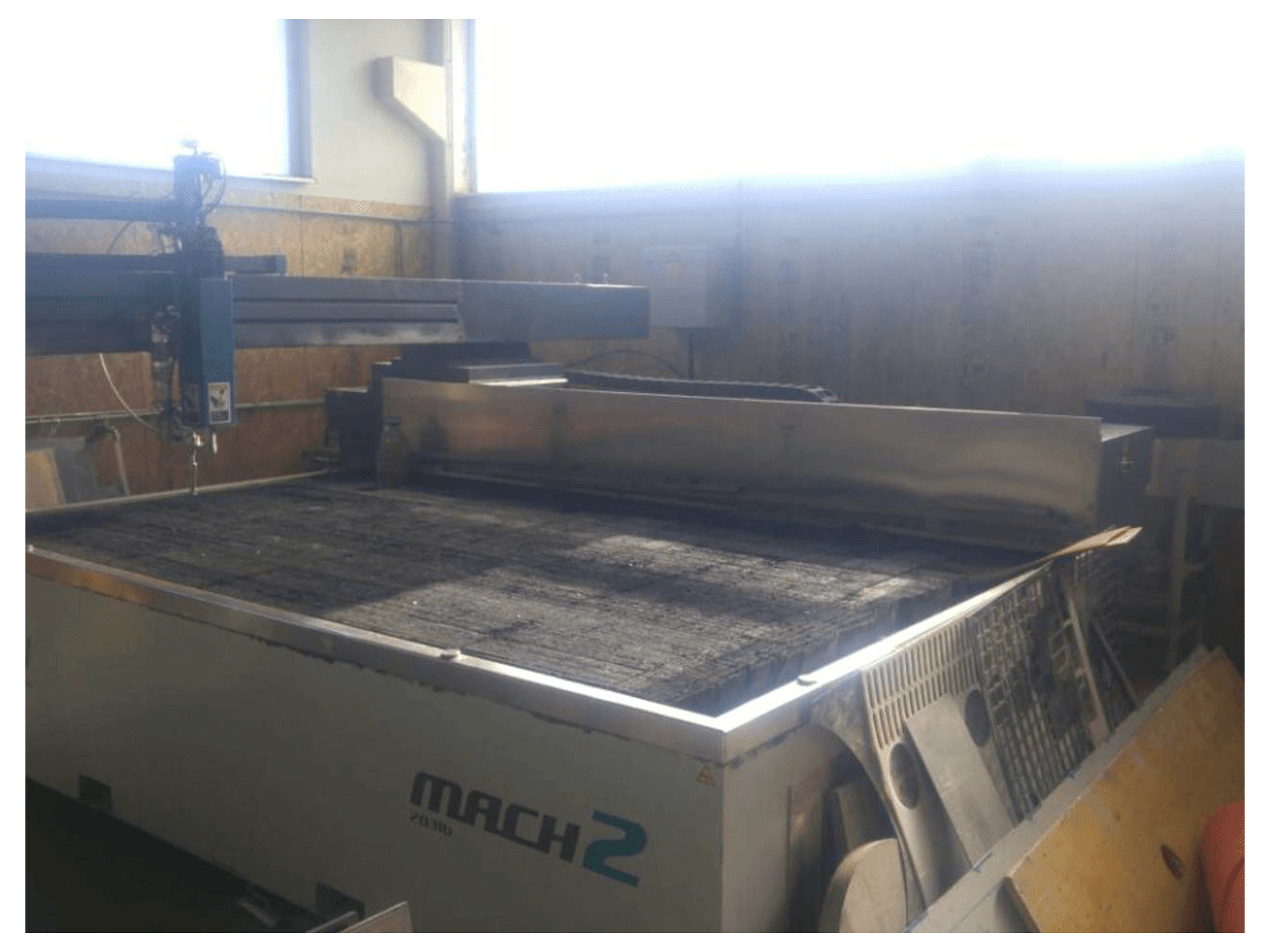 Čelní pohled na Flow Mach2-3120b stroj