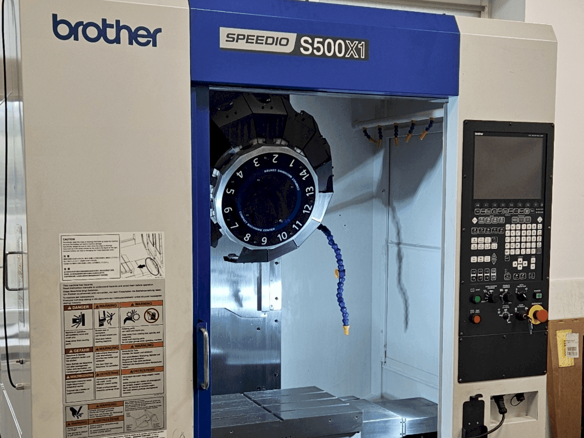 Čelní pohled na Brother Speedio S500X1 stroj