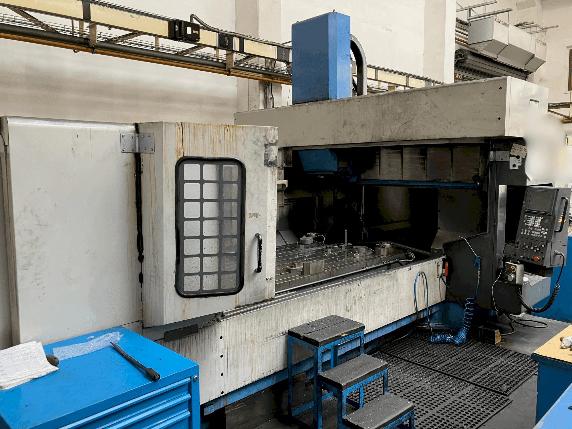 Čelní pohled na Mazak FJV 60/120 stroj