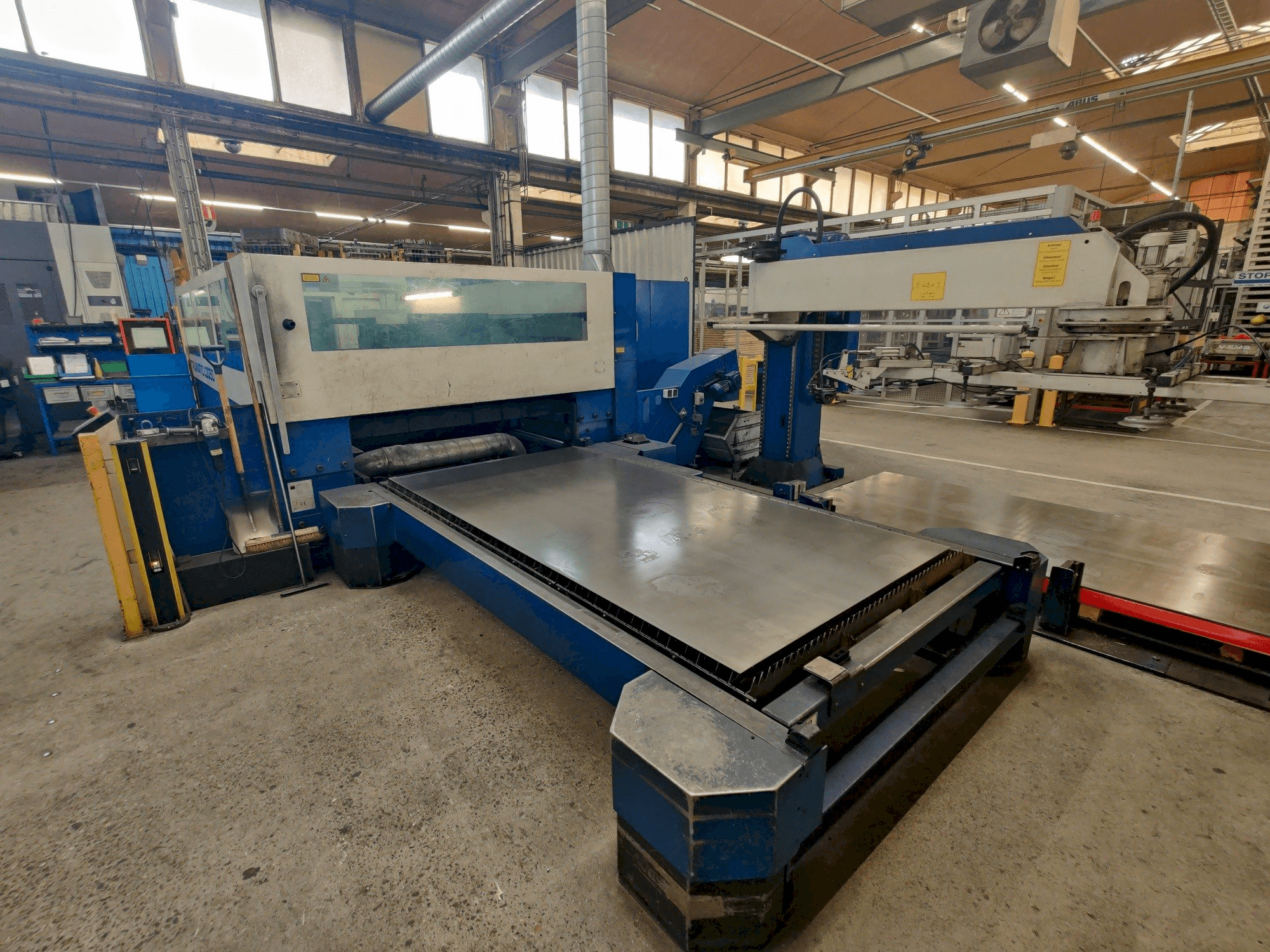 Čelní pohled na Trumpf Trumatic L3050 stroj