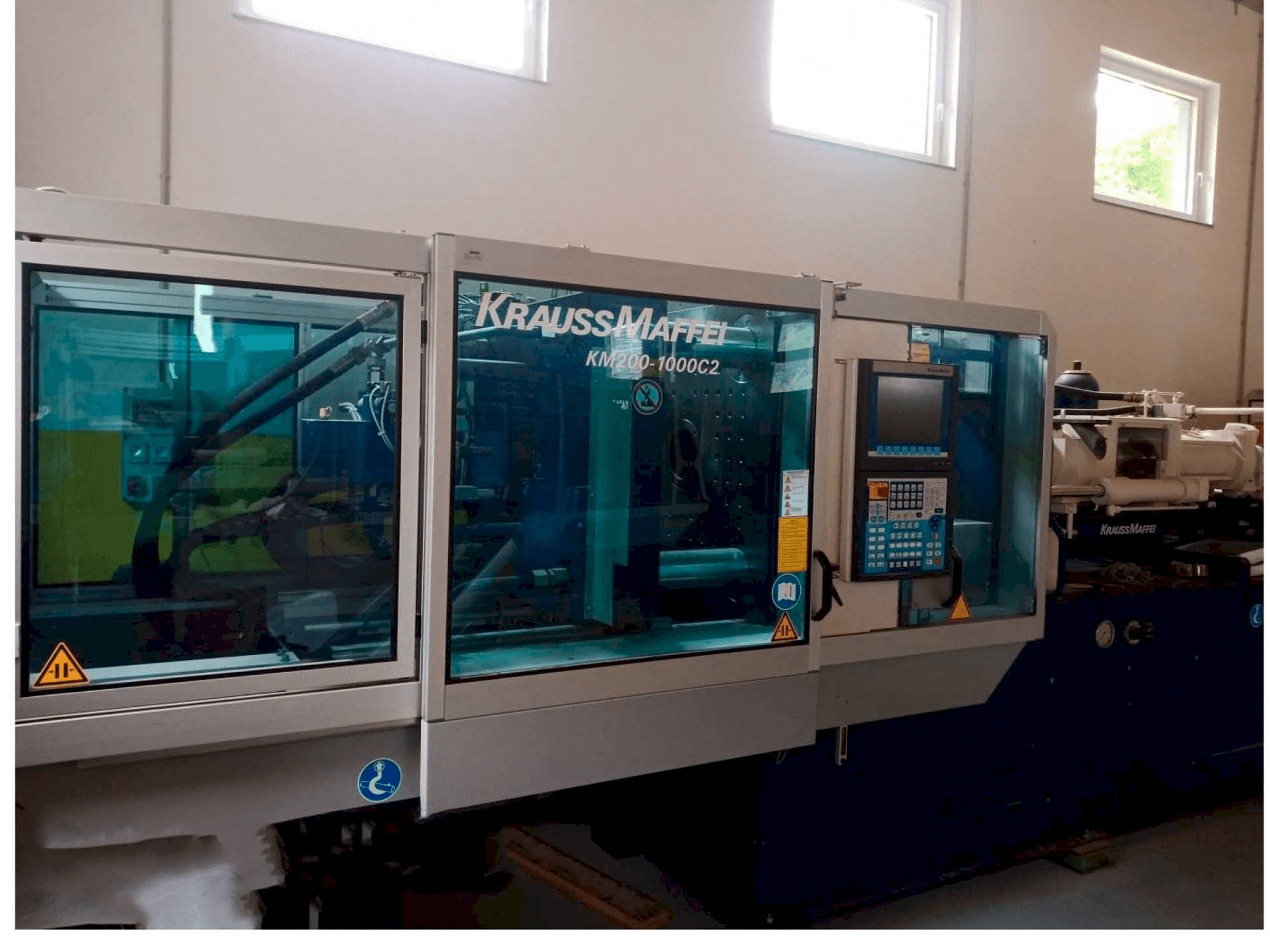 Čelní pohled na Krauss Maffei KM 200/1000 stroj