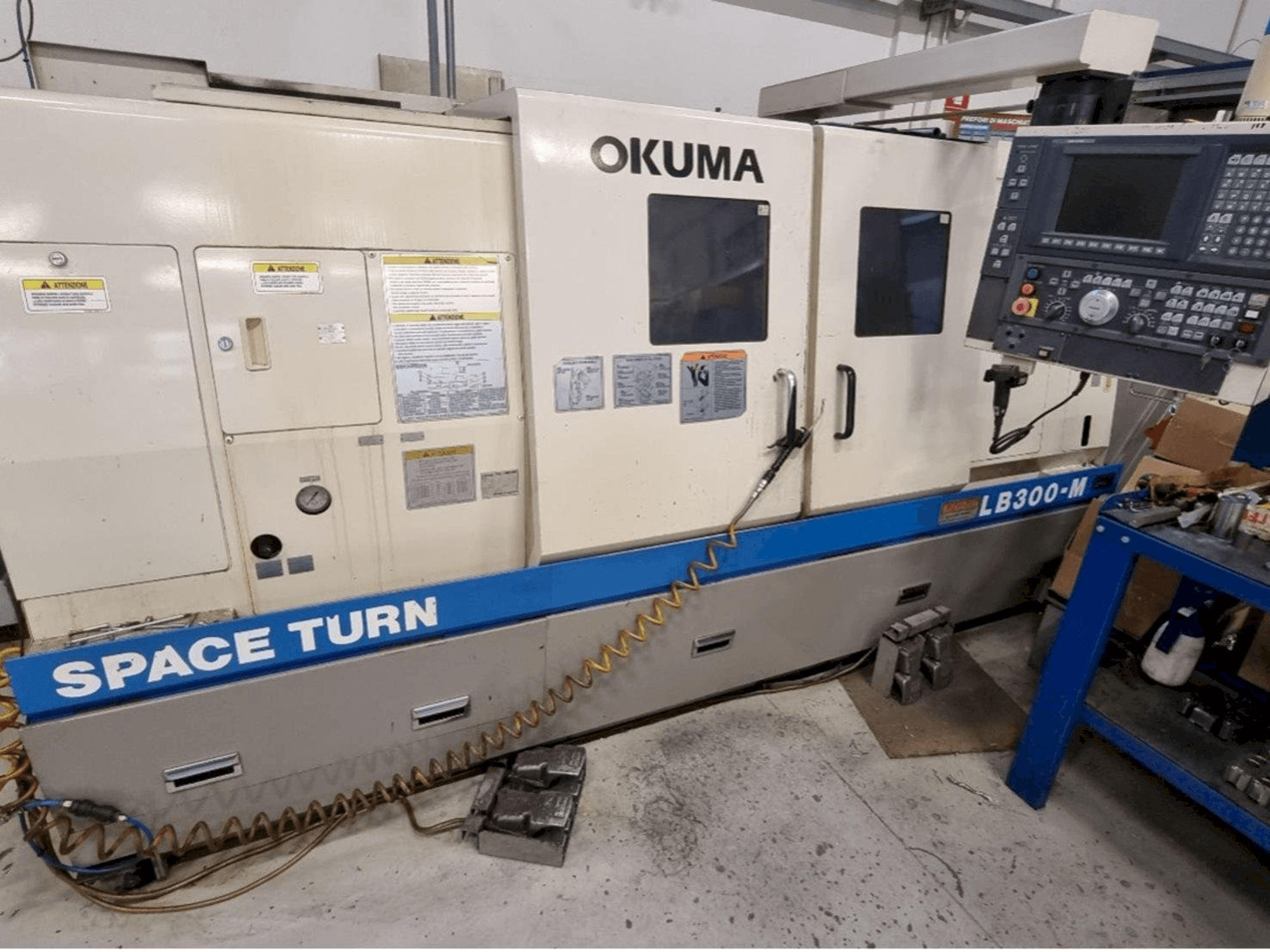Čelní pohled na Okuma LB 300M stroj