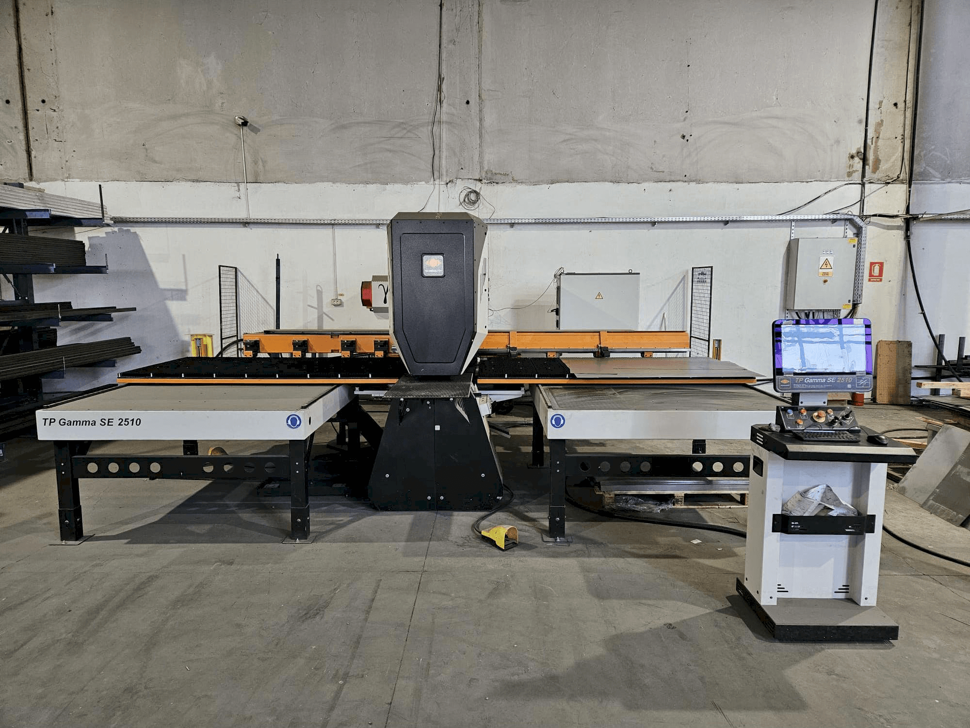 Čelní pohled na TECNOLOGY Italiana TP GAMMA SE 2510 stroj