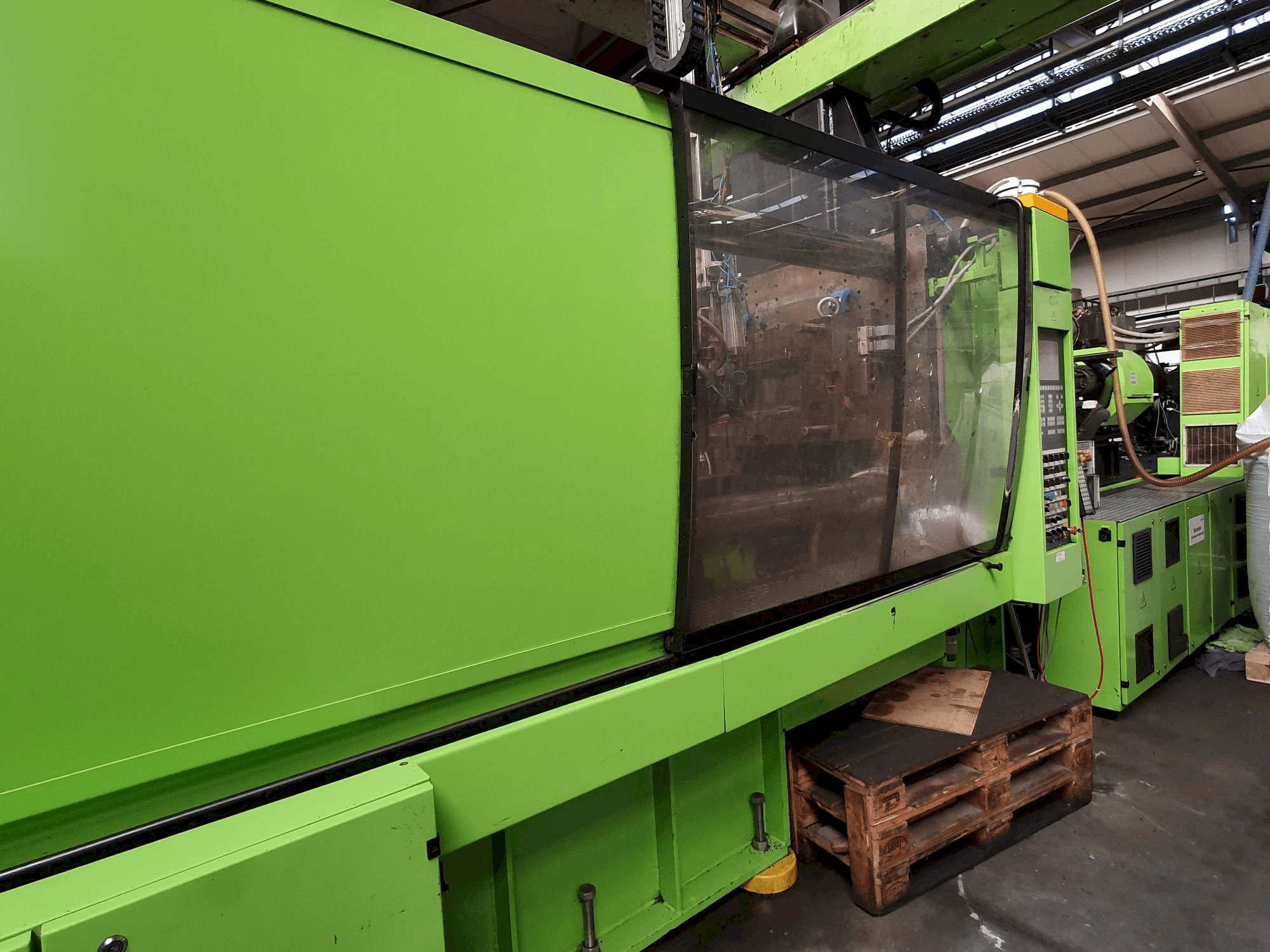 Čelní pohled na ENGEL ES 4550/550 KSL stroj