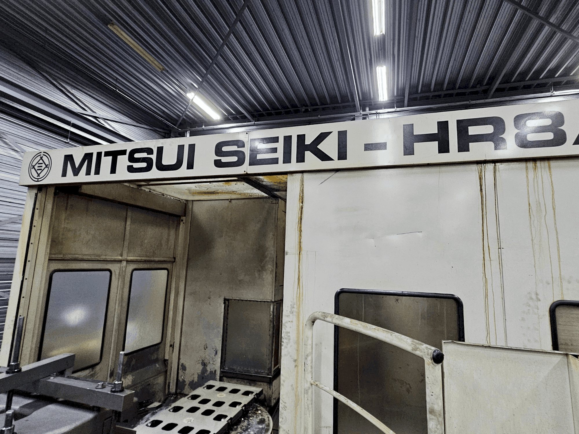 Čelní pohled na Mitsui Seiki HR8A stroj