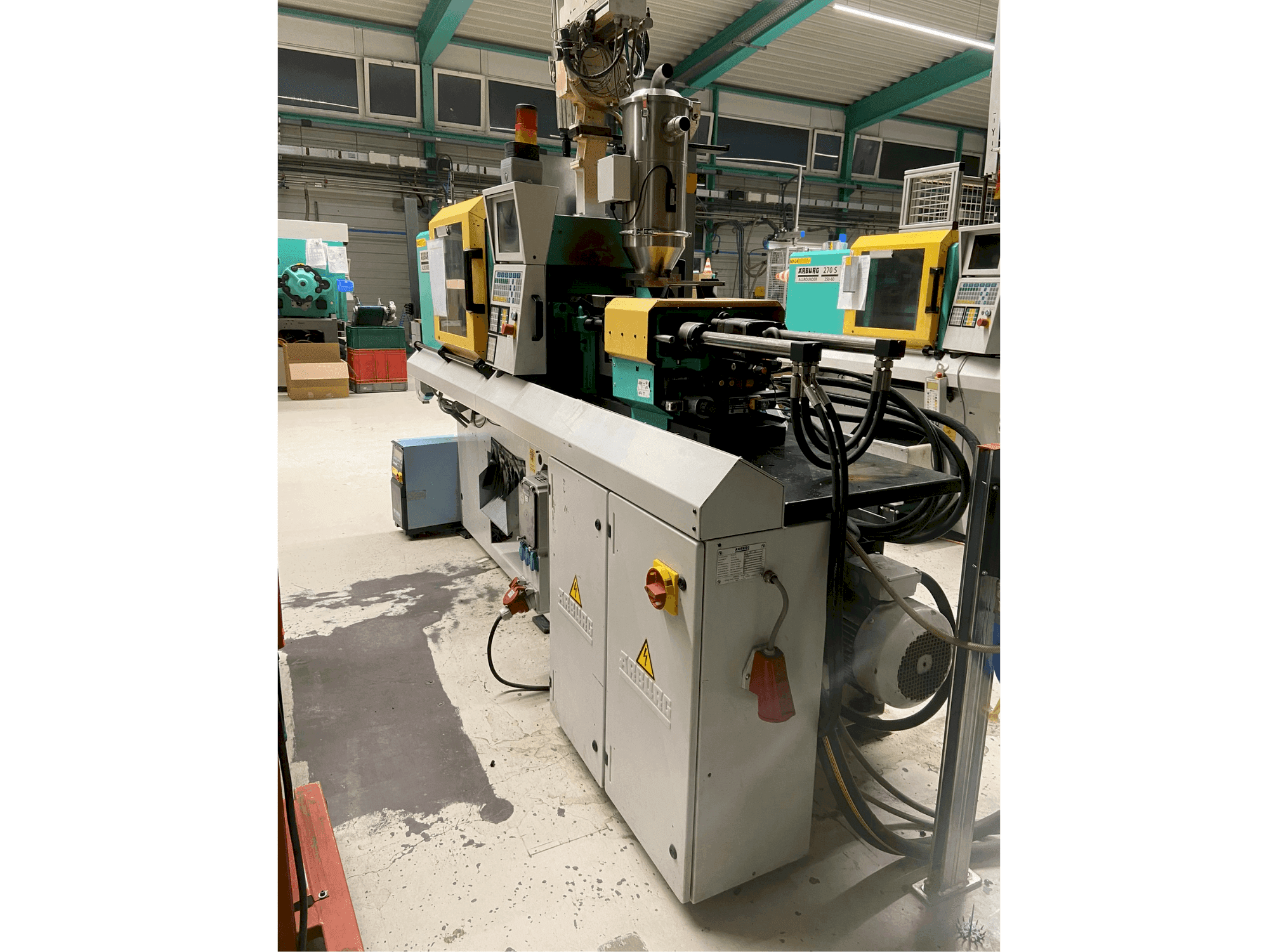 Pravý boční pohled na Arburg 220 S 250-60 stroj