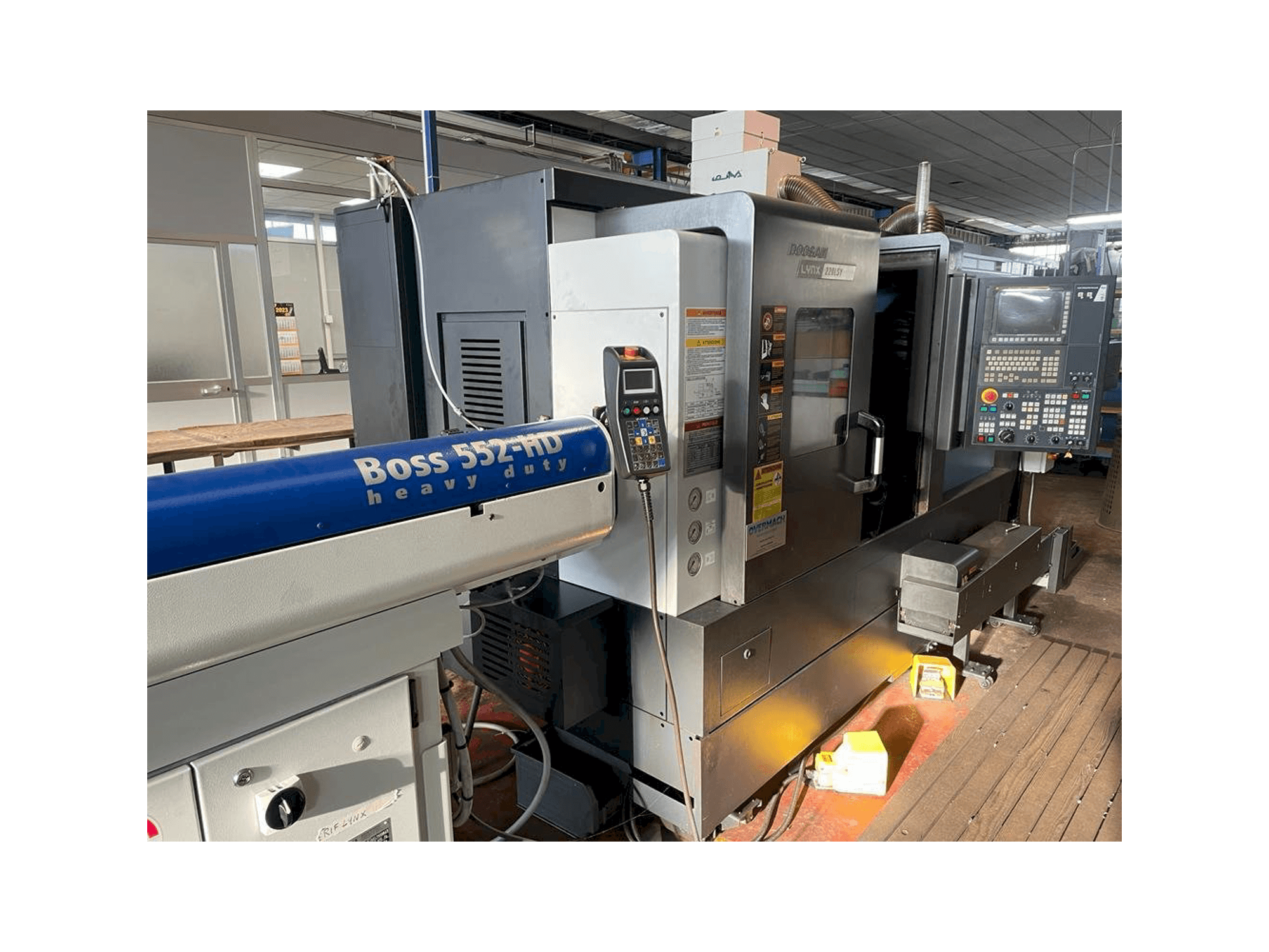 Čelní pohled na Doosan LYNX 220LSY stroj