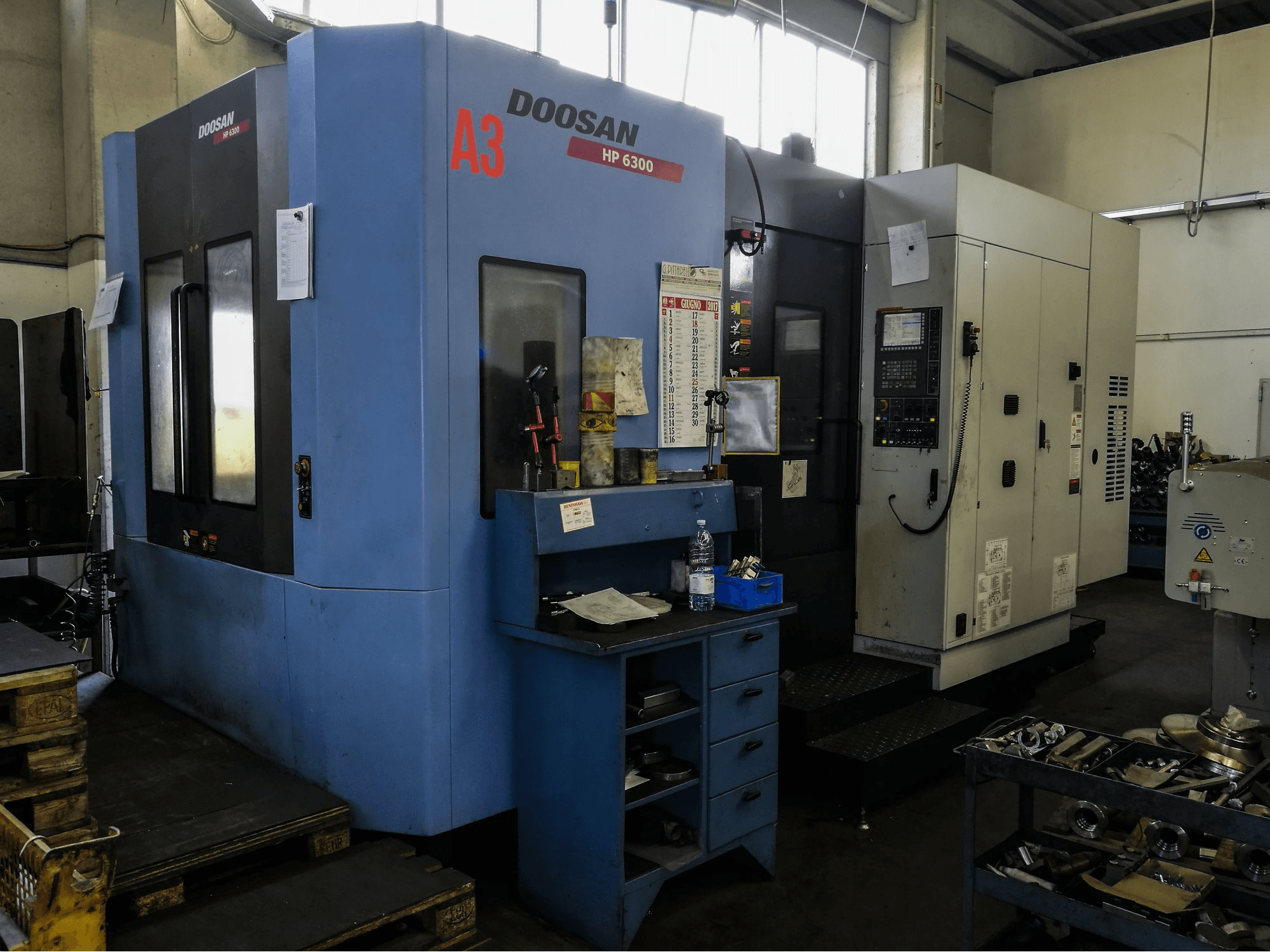 Levý pohled na Doosan HP 6300 stroj