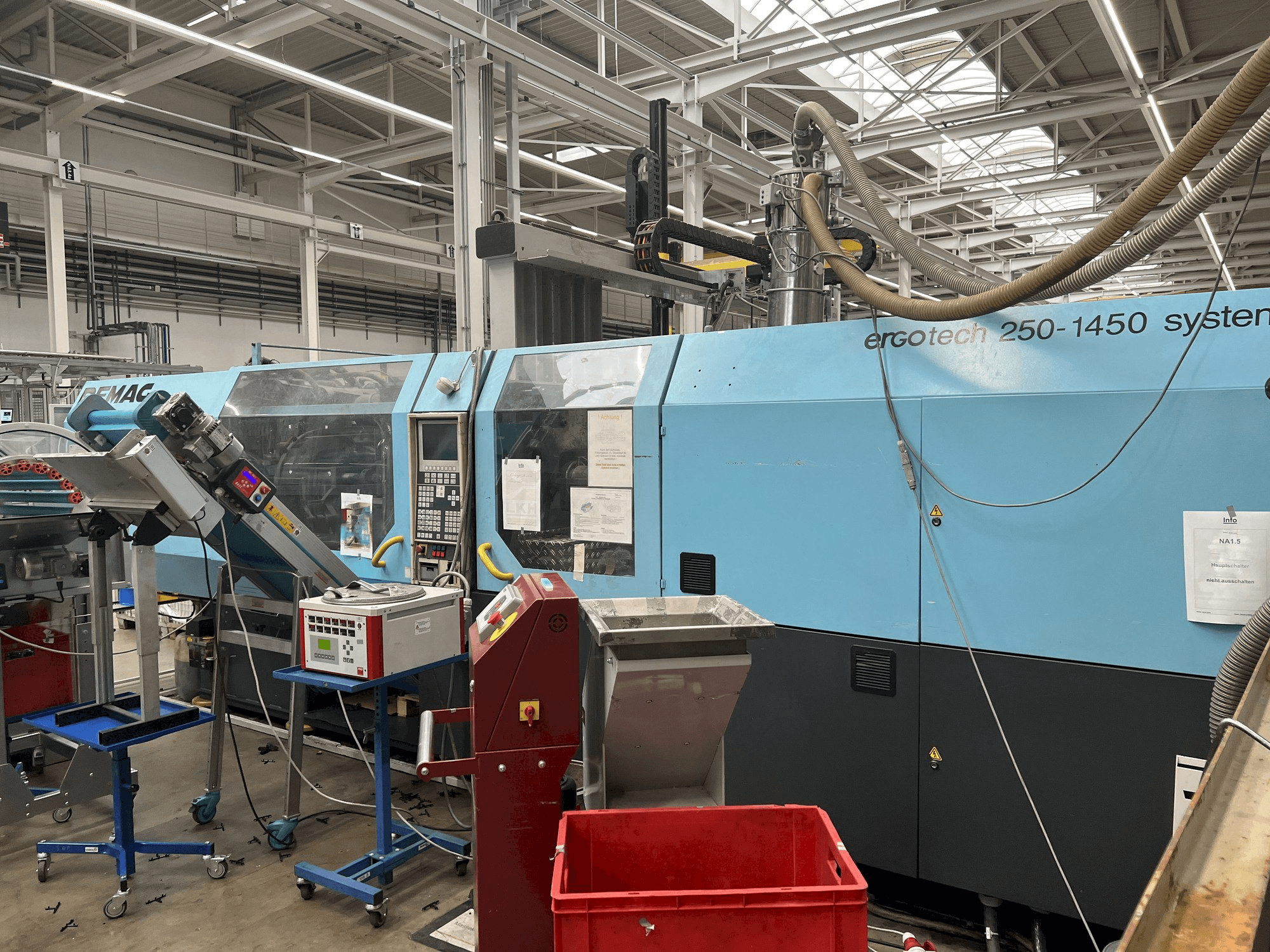 Pravý boční pohled na DEMAG 250-1450 stroj