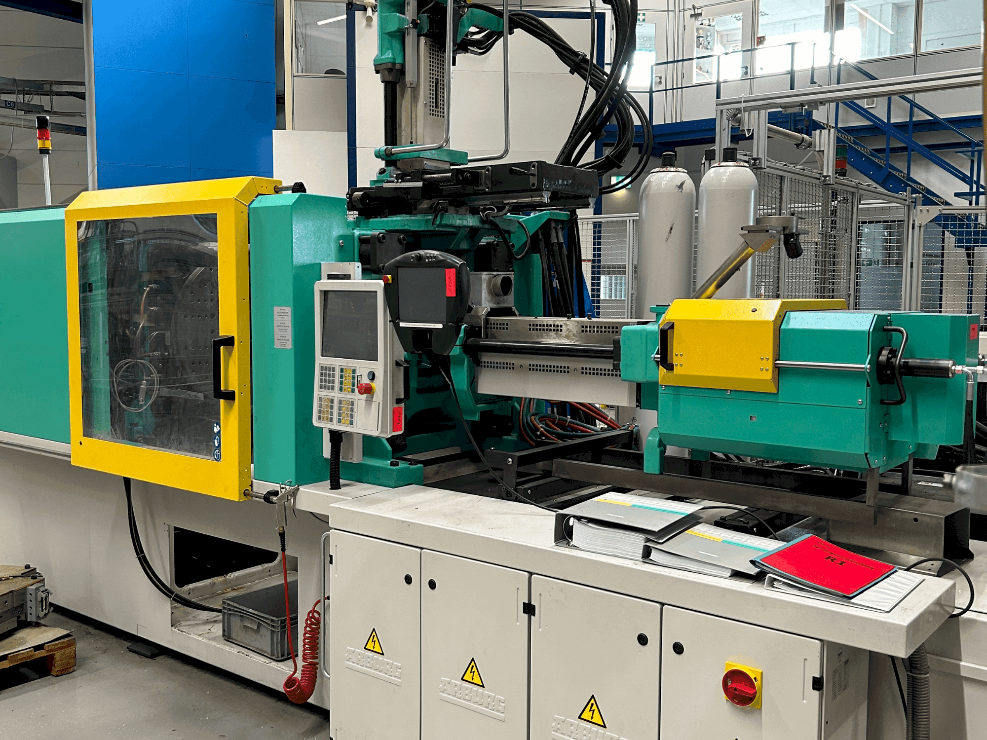 Čelní pohled na Arburg 570S 2200-400/170 stroj