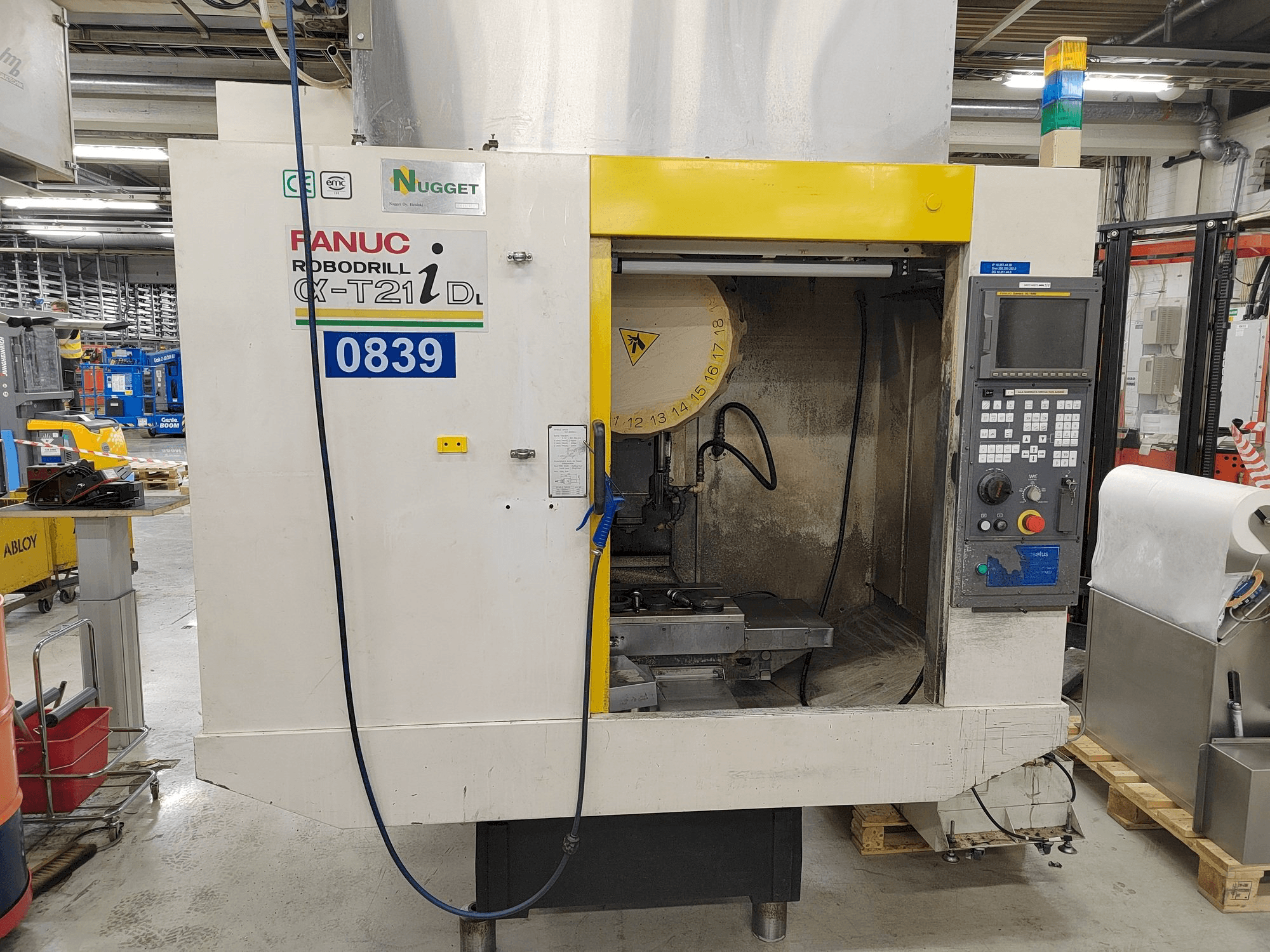 Čelní pohled na FANUC Robodrill Alpha-T21iDL stroj