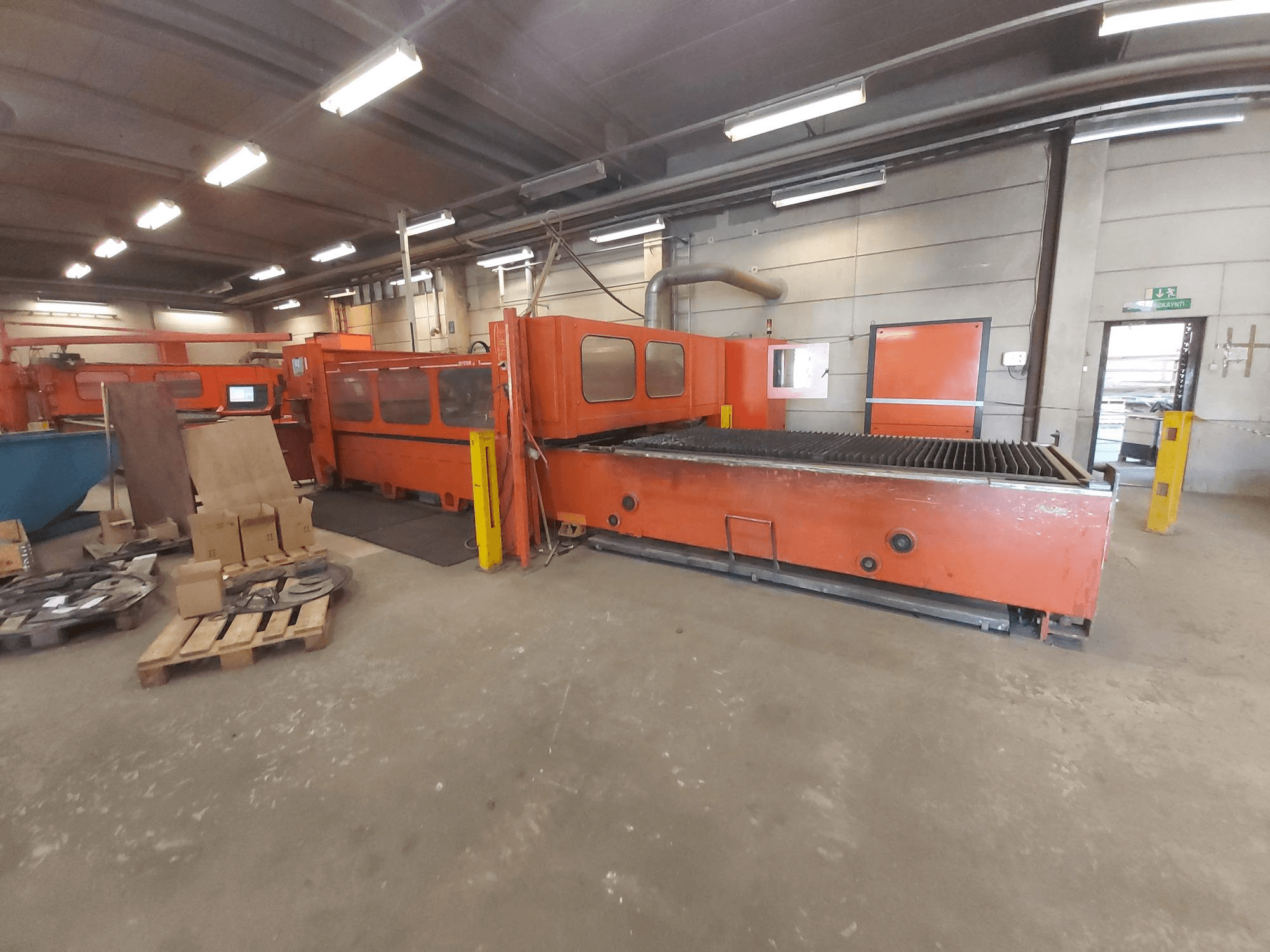 Čelní pohled na Bystronic BTL 3015 stroj
