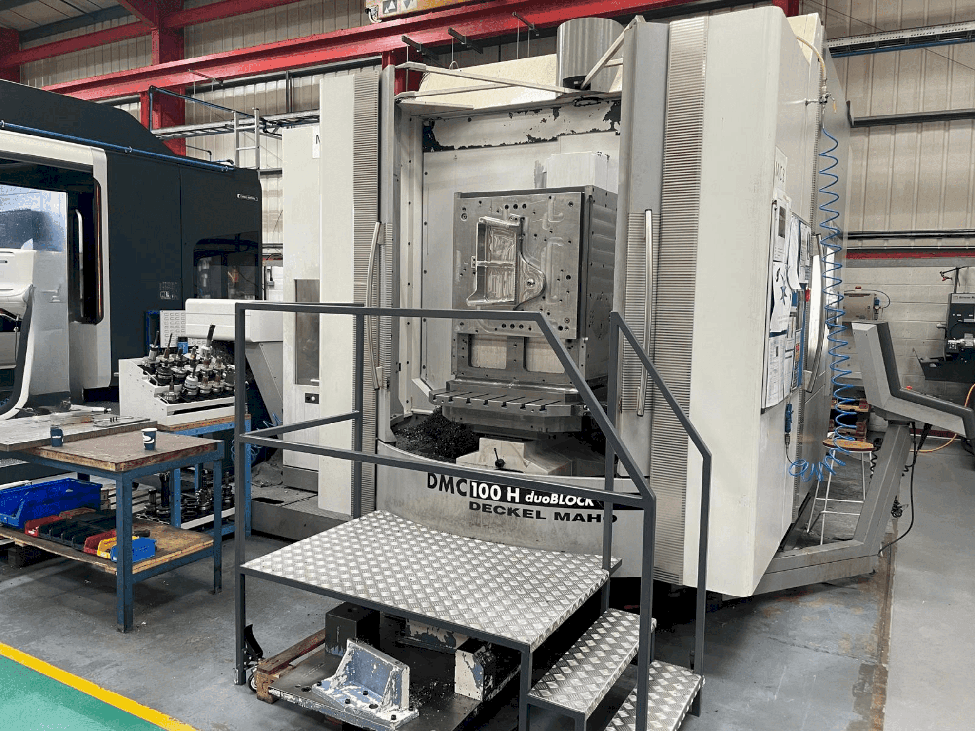 Čelní pohled na DMG DECKEL MAHO DMC 100H duoBLOCK stroj