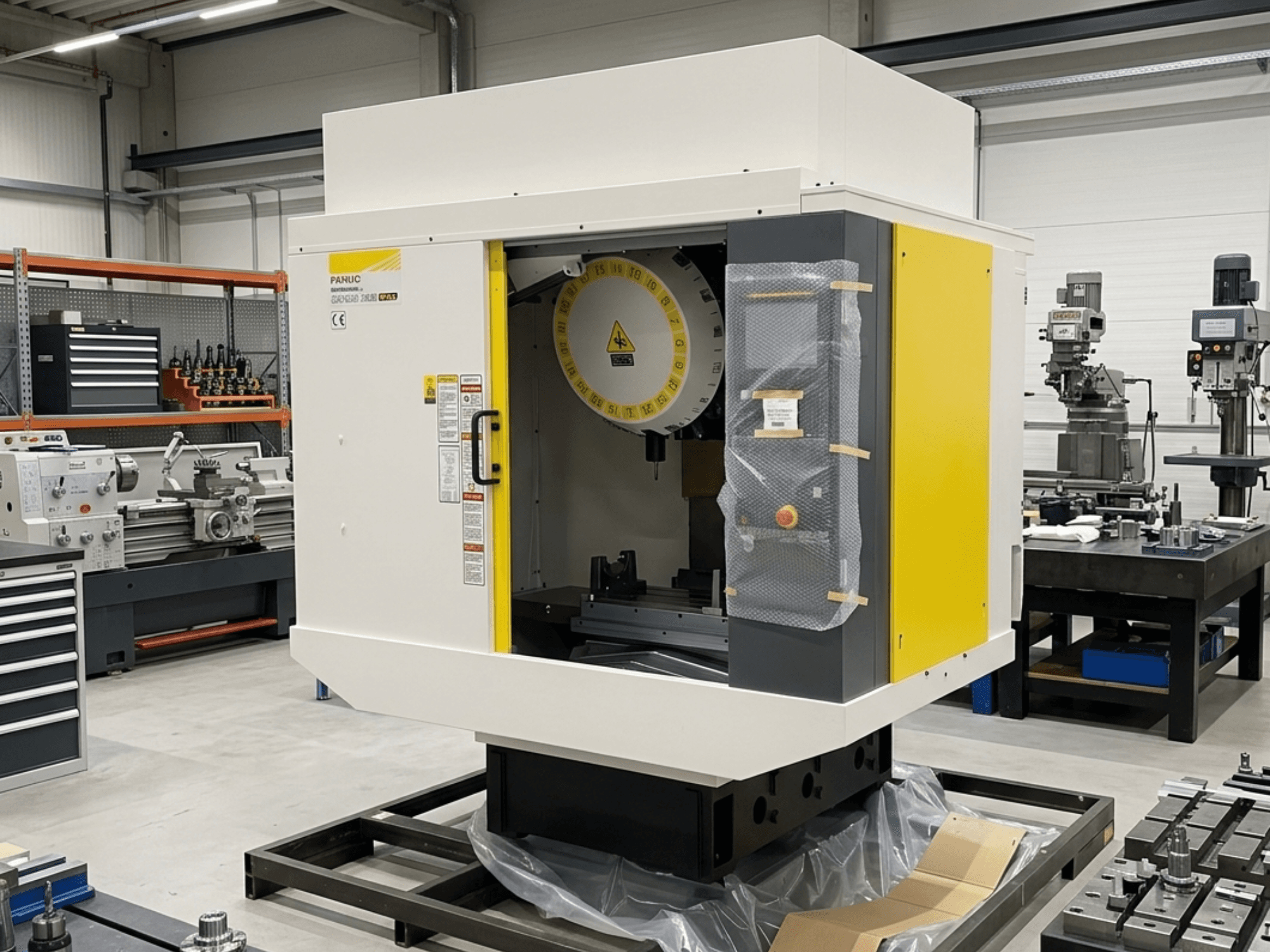 Vertikální obráběcí centrum FANUC Robodrill Alpha D21LIB5 Plus v bočním pohledu, ukazuje ovládací panel a pracovní plochu.