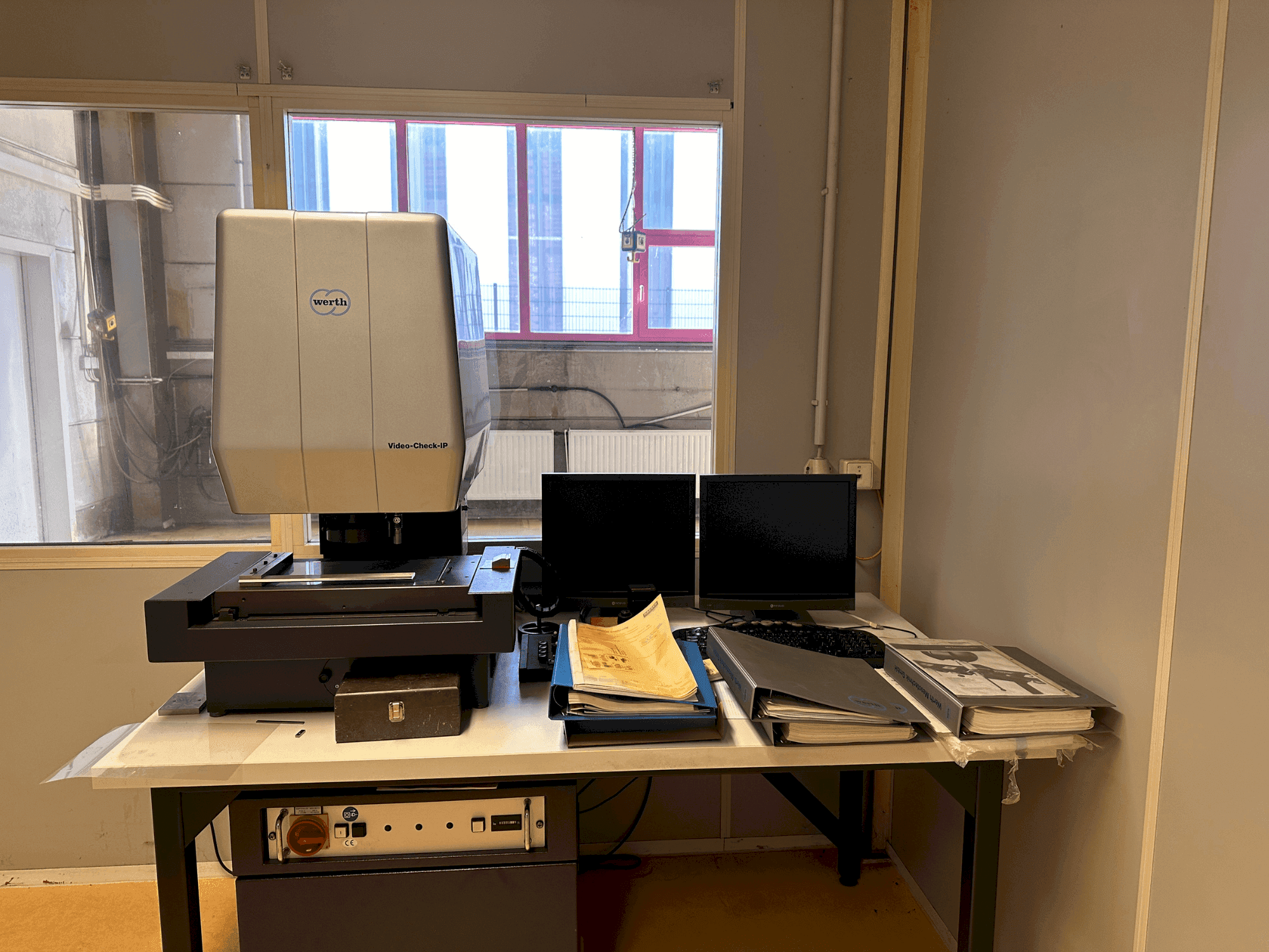 Čelní pohled na Werth Video-Check IP 250x125 3D CNC stroj