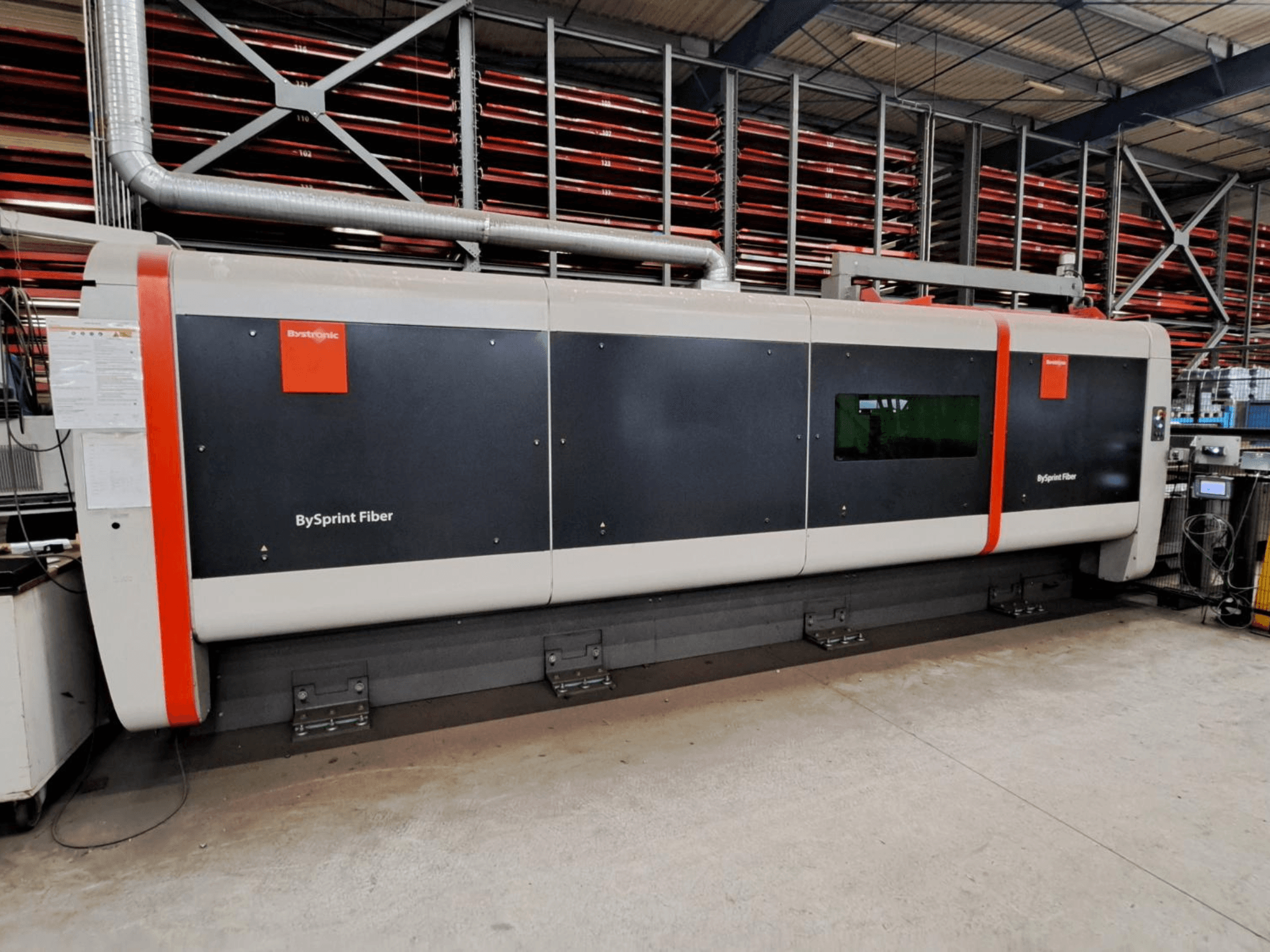 Laserový řezací stroj Bystronic BySprint Fiber 4020, pohled zepředu v dílně s viditelnými bezpečnostními prvky.