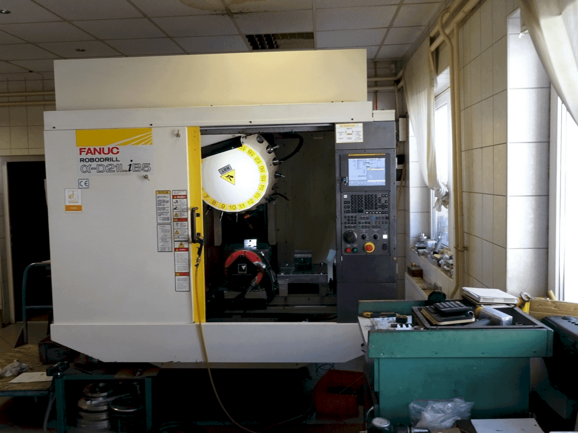Čelní pohled na FANUC Alfa D21LiB5 stroj