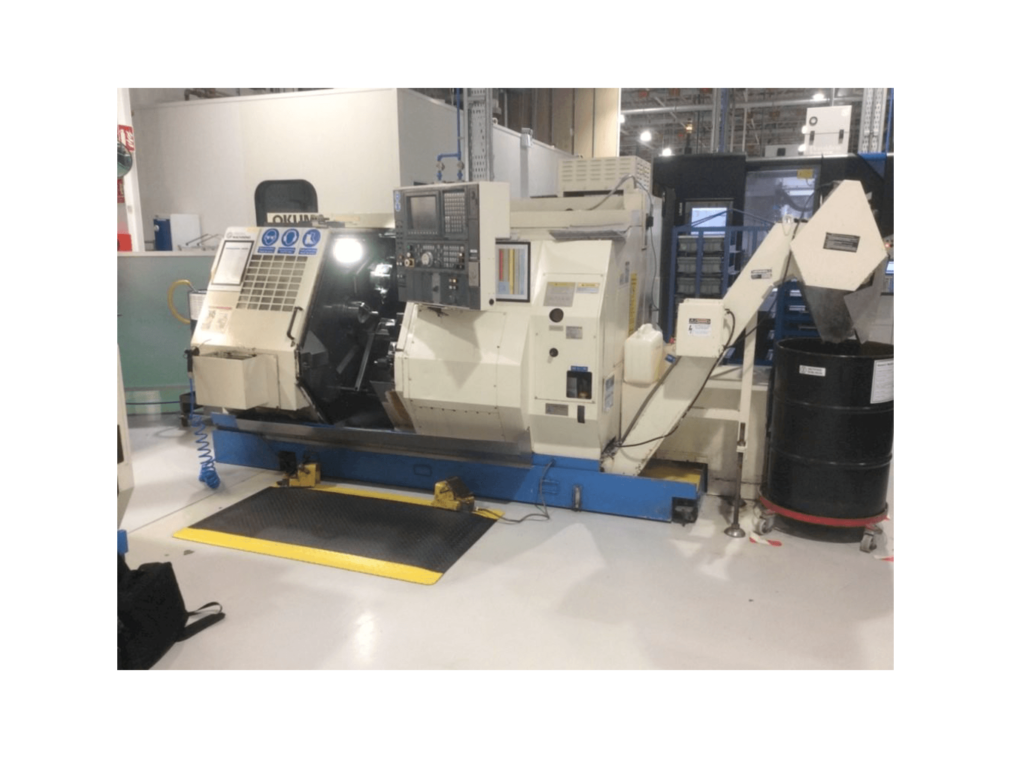 Čelní pohled na Okuma LT 10 stroj