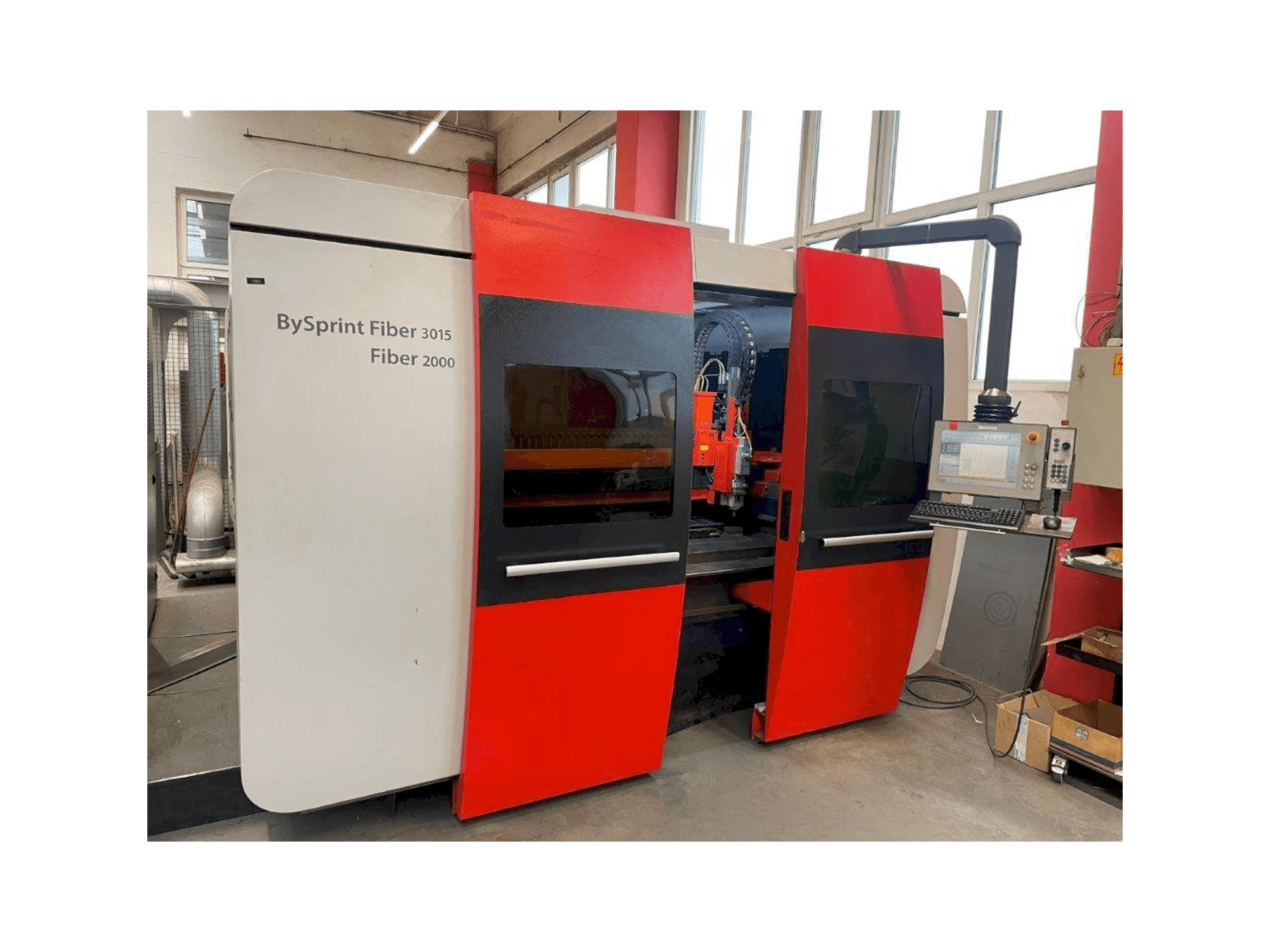 Levý boční pohled na Bystronic BySprint Fiber 3015 stroj