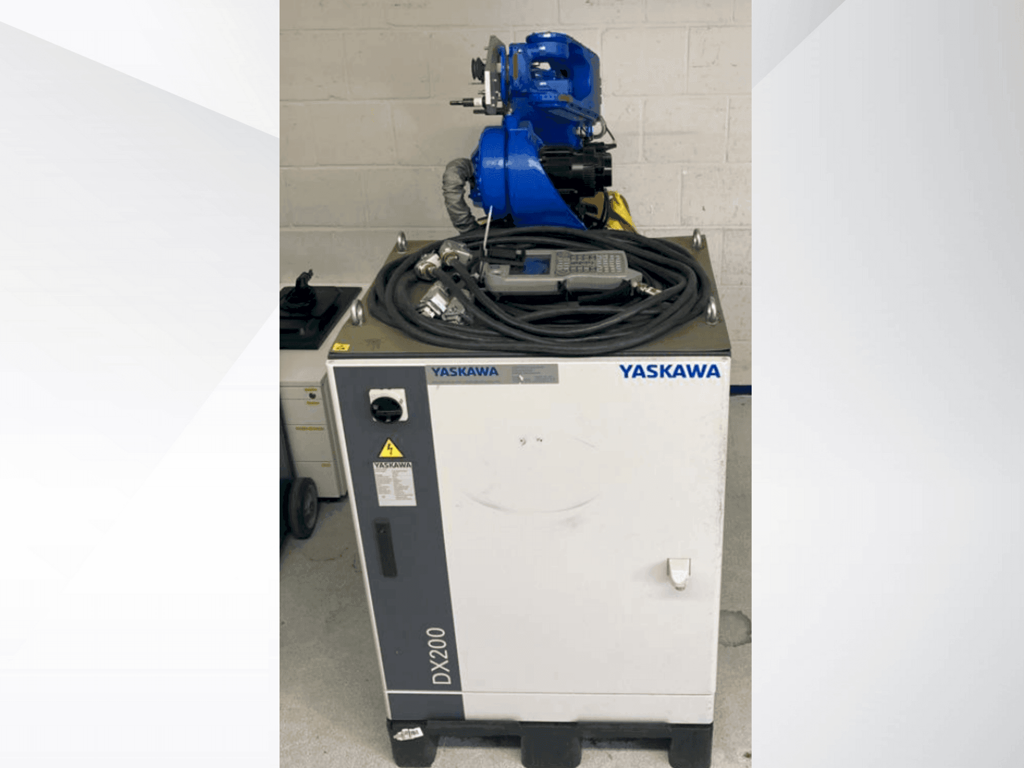 Čelní pohled na Yaskawa Motoman YR-MH00024-A00 stroj