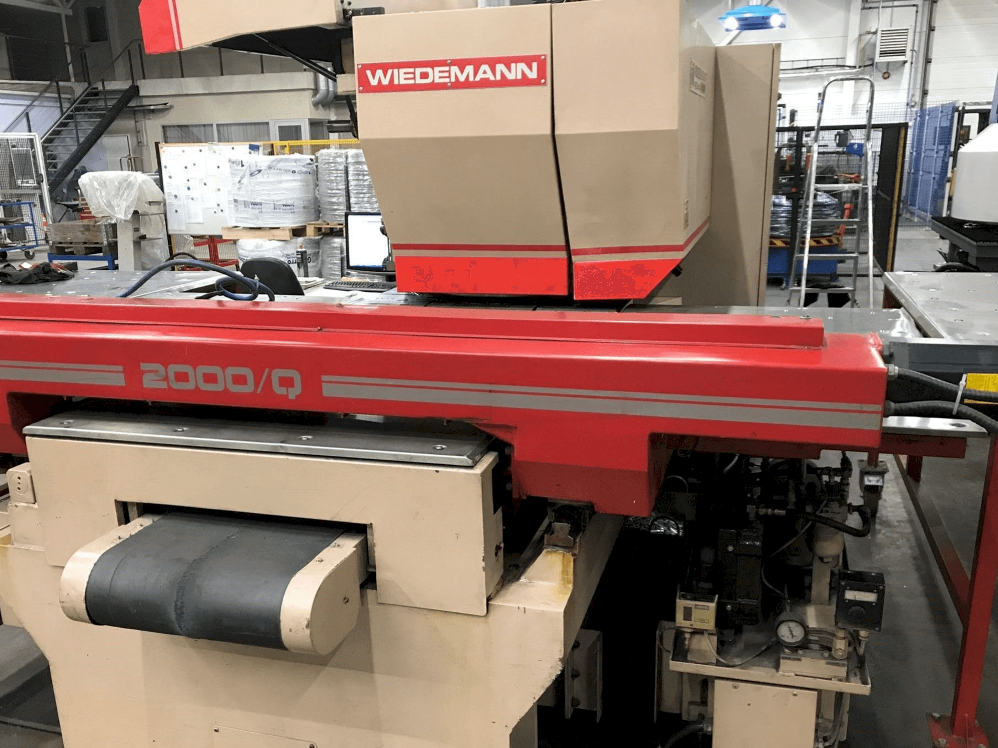 Čelní pohled na MURATA Wiedemann 2000/Q stroj