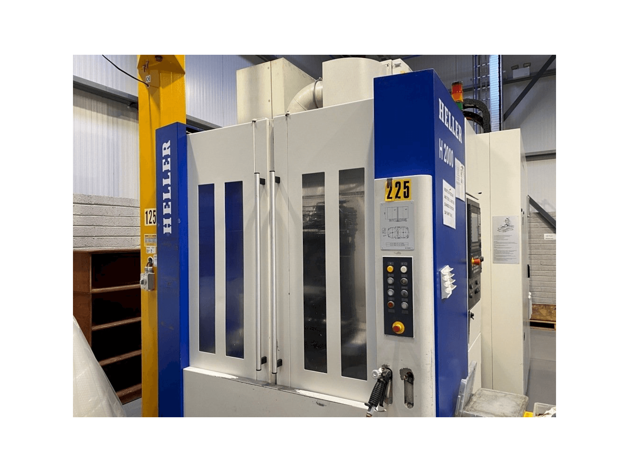 Čelní pohled na HELLER H 2000 stroj