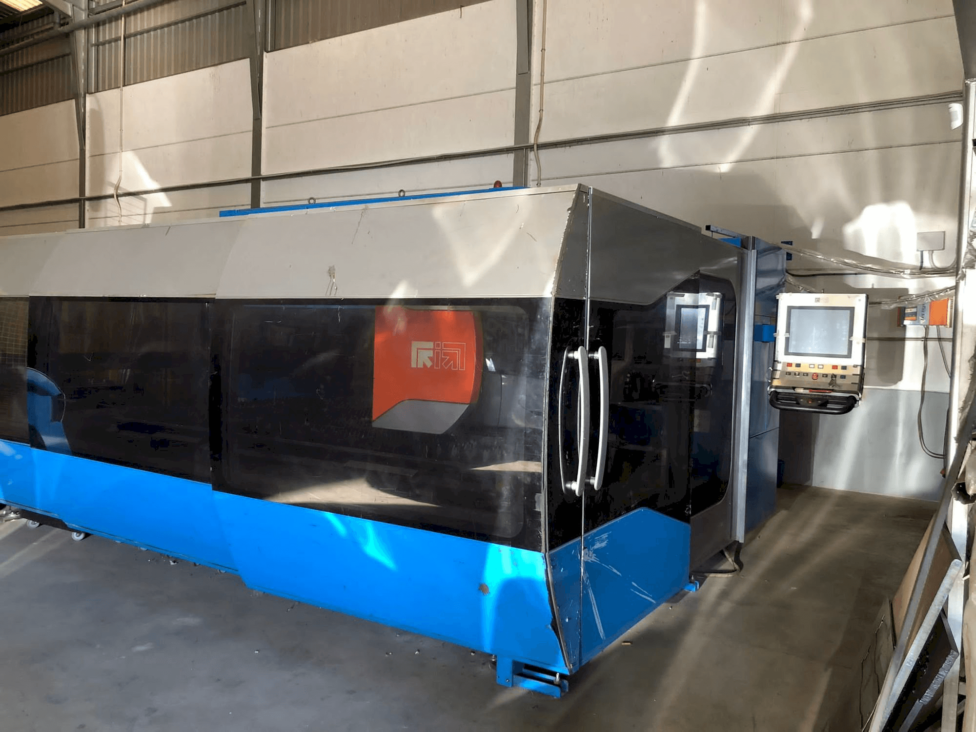 Čelní pohled na Prima Power Zaphiro stroj