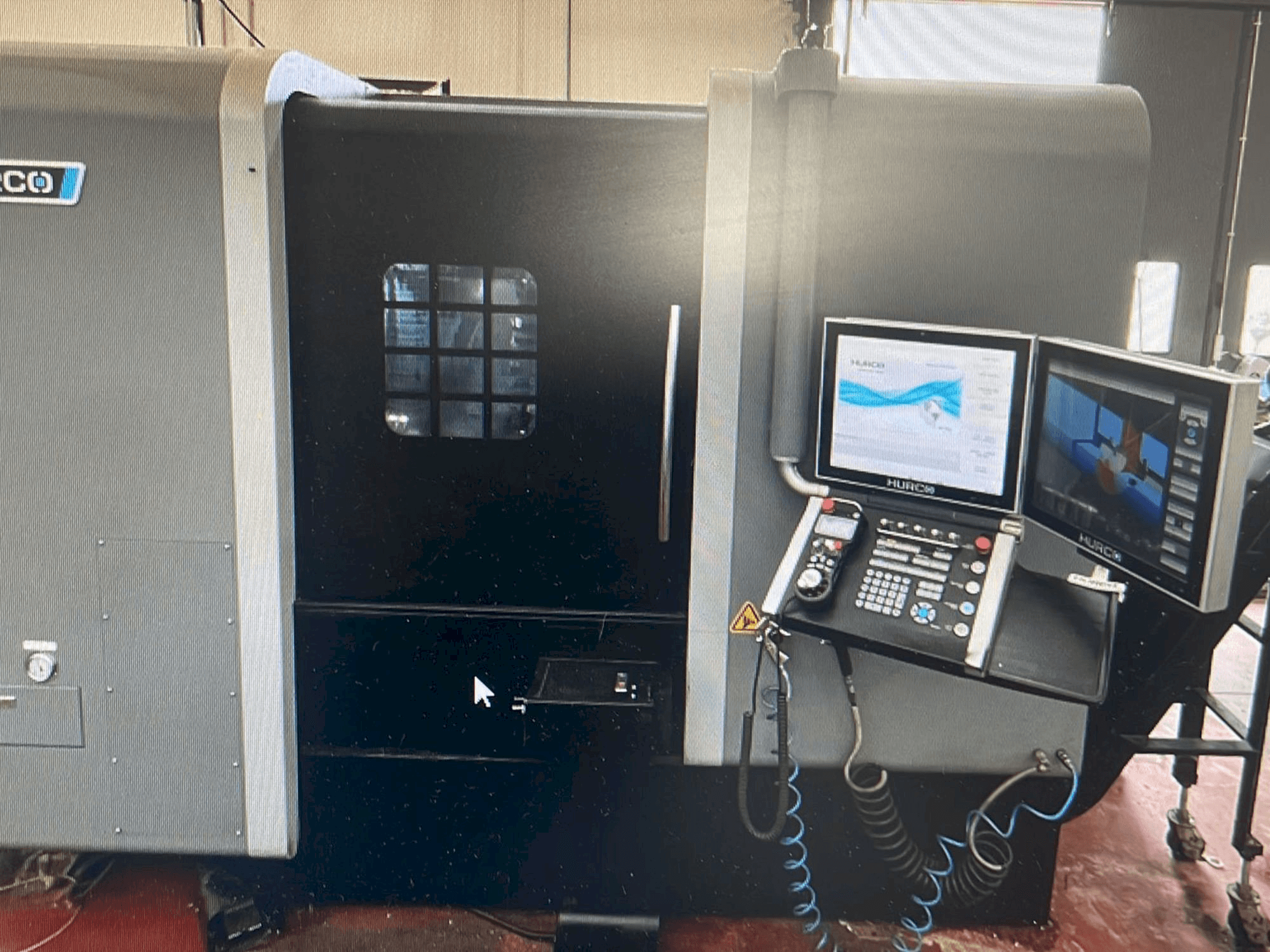 Čelní pohled na Hurco TMX8MYSi stroj