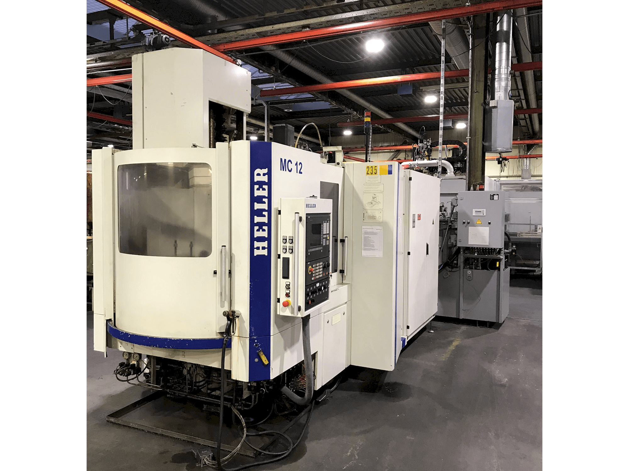 Čelní pohled na HELLER MC 12 stroj