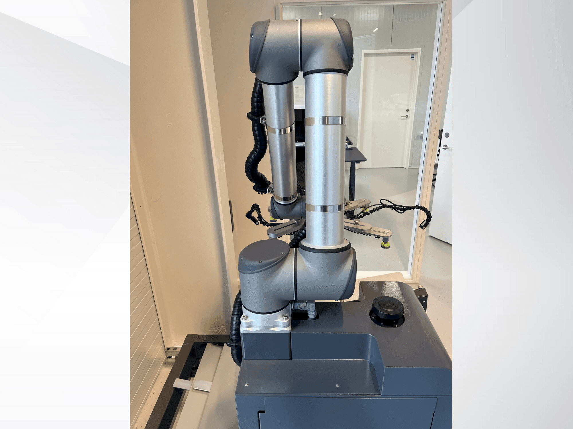 Čelní pohled na Universal Robots UR10 stroj