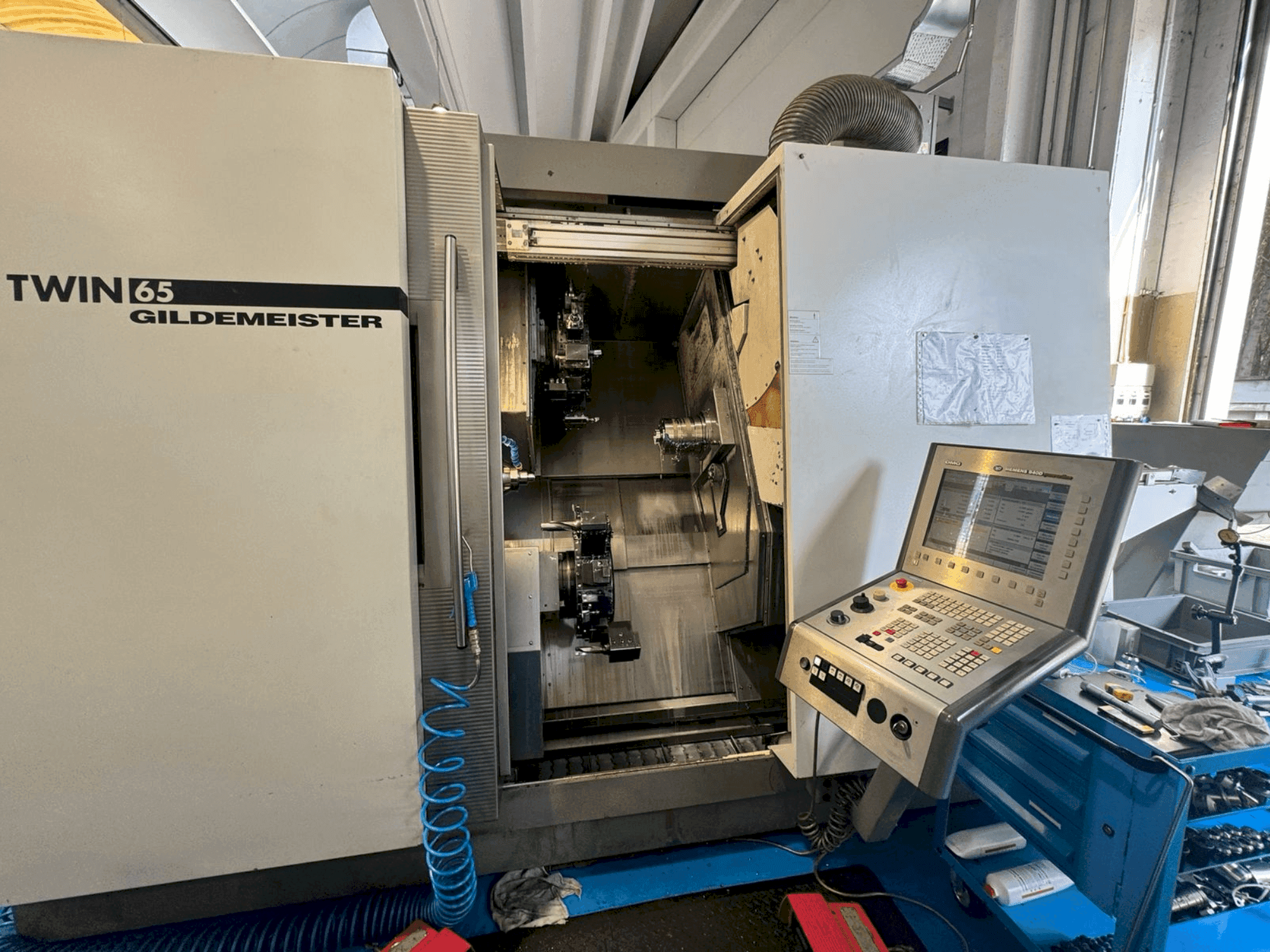 Čelní pohled na Gildemeister Twin 65 stroj