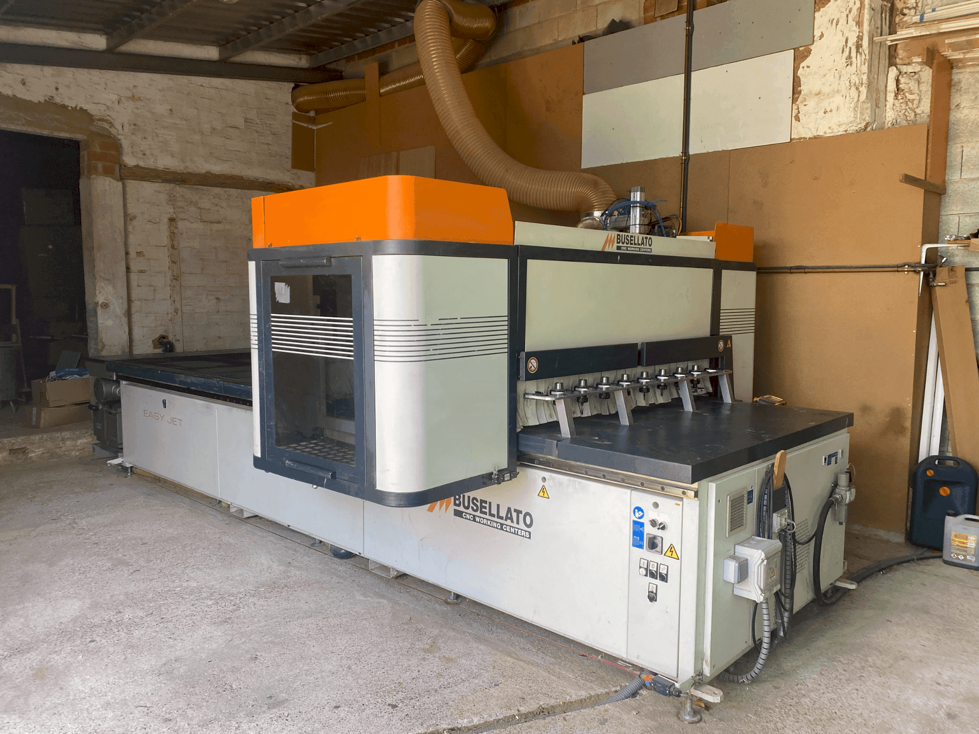 Čelní pohled na BUSELLATO easyjet 5.12 stroj